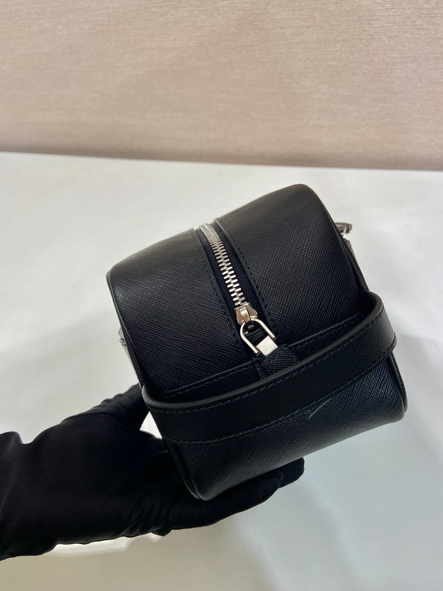 💰940🎉New toiletry bag🎉2NA819 cowhide🎉🎉 This travel storage bag is made of cross-grain cowhide, with a simple and elegant design. The storage bag is equipped with a top zipper, decorated with an enameled triangle logo and a Saffiano handle strap, and two external zippered pockets The internal zippered pocket is very practical. It can be used as a handbag or as a travel storage/toilet bag. Baby, hurry up and get it🎉🎉 Length 22x Height 12.5x Bottom Length 11🎉🎉🎉👏👏👏