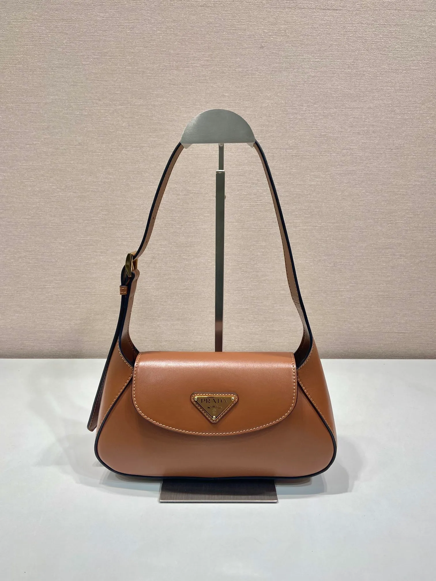 💰1500🎉New Shoulder Bag🎉1BD358🎉🎉 This modern and sophisticated leather handbag showcases superior craftsmanship with exquisite details and smooth aesthetic construction. It has simple lines and compact shape. It is equipped with Nappa leather lining and elegant adjustable handles. It is equipped with a magnetic cover and large capacity. It is simple and elegant. Babies, hurry up and get it🎉🎉 Width: 25cm Length: 5.5cm