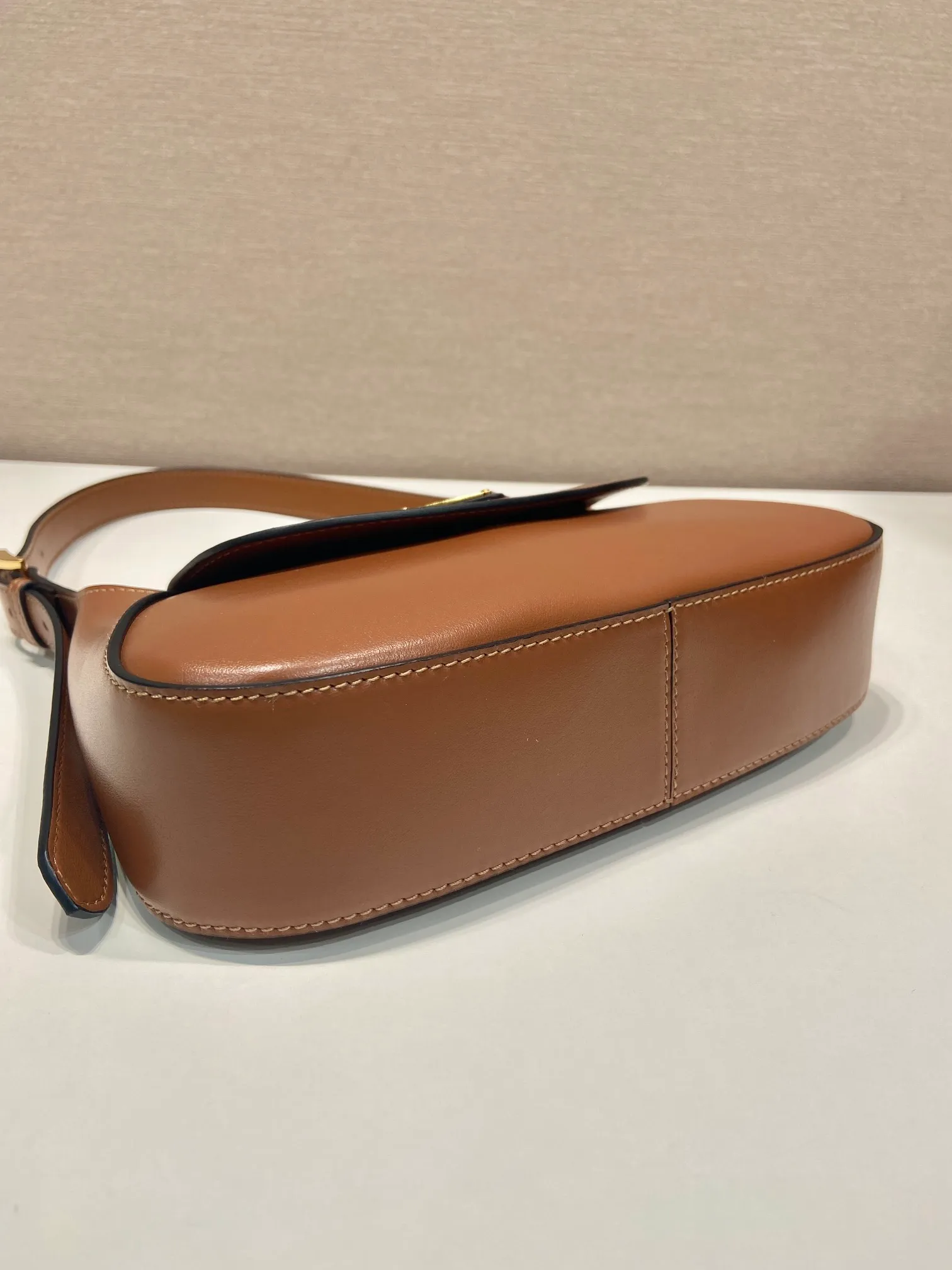 💰1500🎉New Shoulder Bag🎉1BD358🎉🎉 This modern and sophisticated leather handbag showcases superior craftsmanship with exquisite details and smooth aesthetic construction. It has simple lines and compact shape. It is equipped with Nappa leather lining and elegant adjustable handles. It is equipped with a magnetic cover and large capacity. It is simple and elegant. Babies, hurry up and get it🎉🎉 Width: 25cm Length: 5.5cm