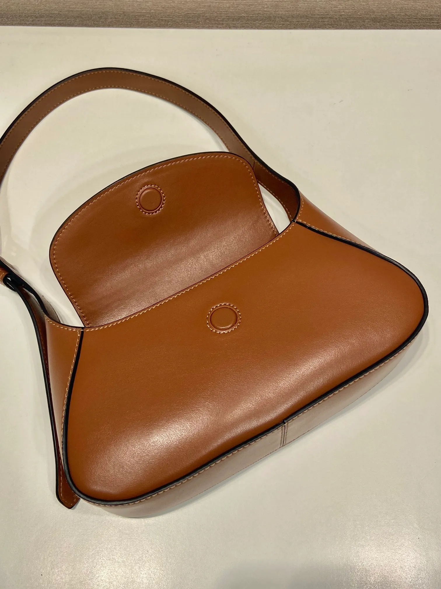 💰1500🎉New Shoulder Bag🎉1BD358🎉🎉 This modern and sophisticated leather handbag showcases superior craftsmanship with exquisite details and smooth aesthetic construction. It has simple lines and compact shape. It is equipped with Nappa leather lining and elegant adjustable handles. It is equipped with a magnetic cover and large capacity. It is simple and elegant. Babies, hurry up and get it🎉🎉 Width: 25cm Length: 5.5cm