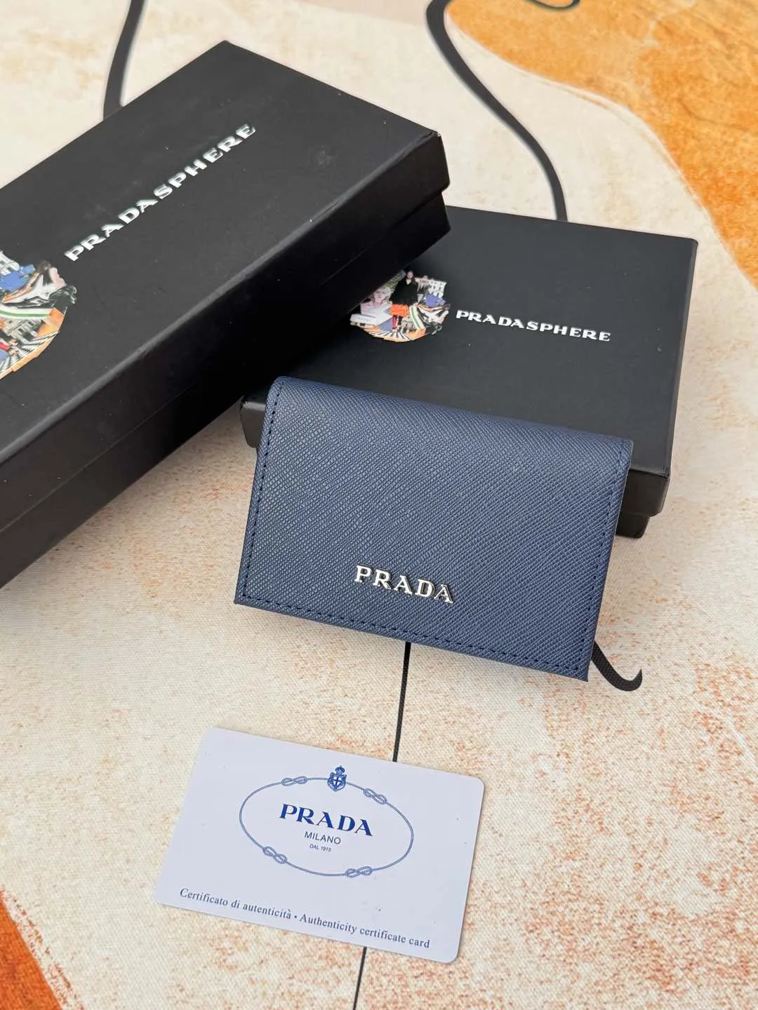 💰120💰PRADA’s popular men’s card holder counter new style, official website synchronization, genuine development, model 2MC122#. Color/Blue As shown in the picture, real shot 💋Cross-grain cowhide texture is excellent, threaded lining, hardware accessories! Exquisite wiring, even and neat lines, smooth oil edges, size: 11cm long, 6.5cm high