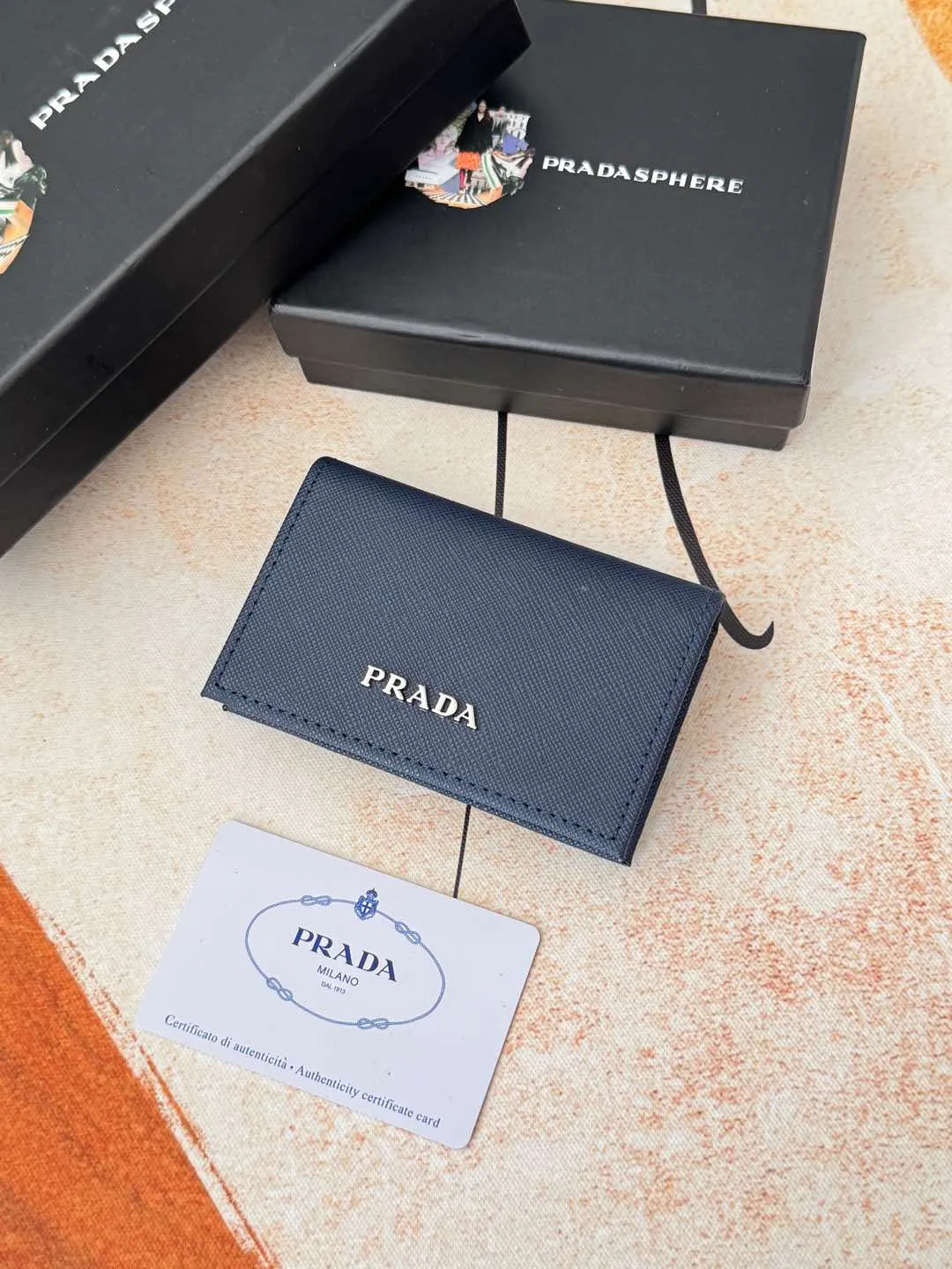 💰120💰PRADA’s popular men’s card holder counter new style, official website synchronization, genuine development, model 2MC122#. Color/Blue As shown in the picture, real shot 💋Cross-grain cowhide texture is excellent, threaded lining, hardware accessories! Exquisite wiring, even and neat lines, smooth oil edges, size: 11cm long, 6.5cm high