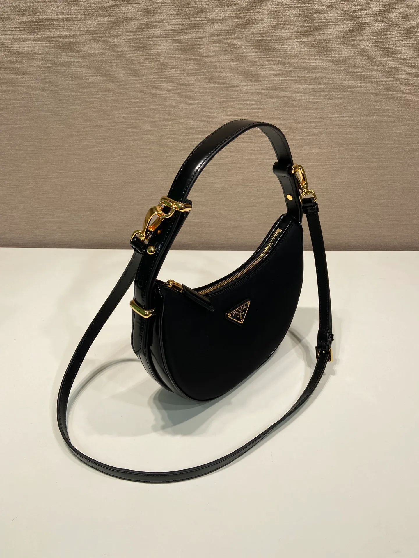 💰1260🎉Moon handbag🎉1BC194 double shoulder strap/nylon fabric🎉🎉 This simple Moon handbag is made of nylon fabric/glossy cowhide, showing a modern and versatile charm. The curved body design is equipped with 2 long/short adjustable shoulder straps, making it easy to change the shape at will. It is equipped with imported lambskin inside, and the metal accessories add to the bright style. The upper body effect is very cool/fashionable. It is another popular style that will never go out of style🎉Baby, hurry up and get it🎉 Length 22.5x Height 18.5x Bottom 6.5cm🎉🎉🎉🍊🍊🍊