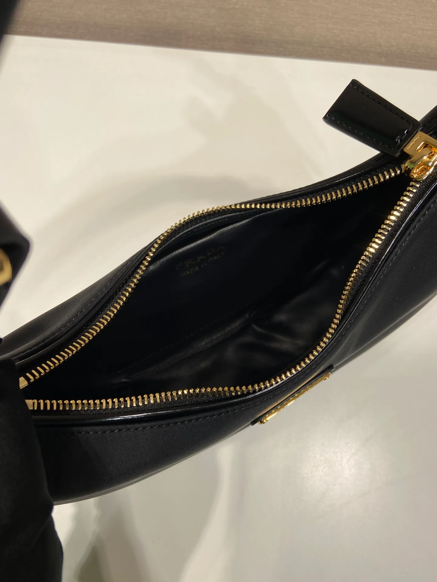 💰1260🎉Moon handbag🎉1BC194 double shoulder strap/nylon fabric🎉🎉 This simple Moon handbag is made of nylon fabric/glossy cowhide, showing a modern and versatile charm. The curved body design is equipped with 2 long/short adjustable shoulder straps, making it easy to change the shape at will. It is equipped with imported lambskin inside, and the metal accessories add to the bright style. The upper body effect is very cool/fashionable. It is another popular style that will never go out of style🎉Baby, hurry up and get it🎉 Length 22.5x Height 18.5x Bottom 6.5cm🎉🎉🎉🍊🍊🍊