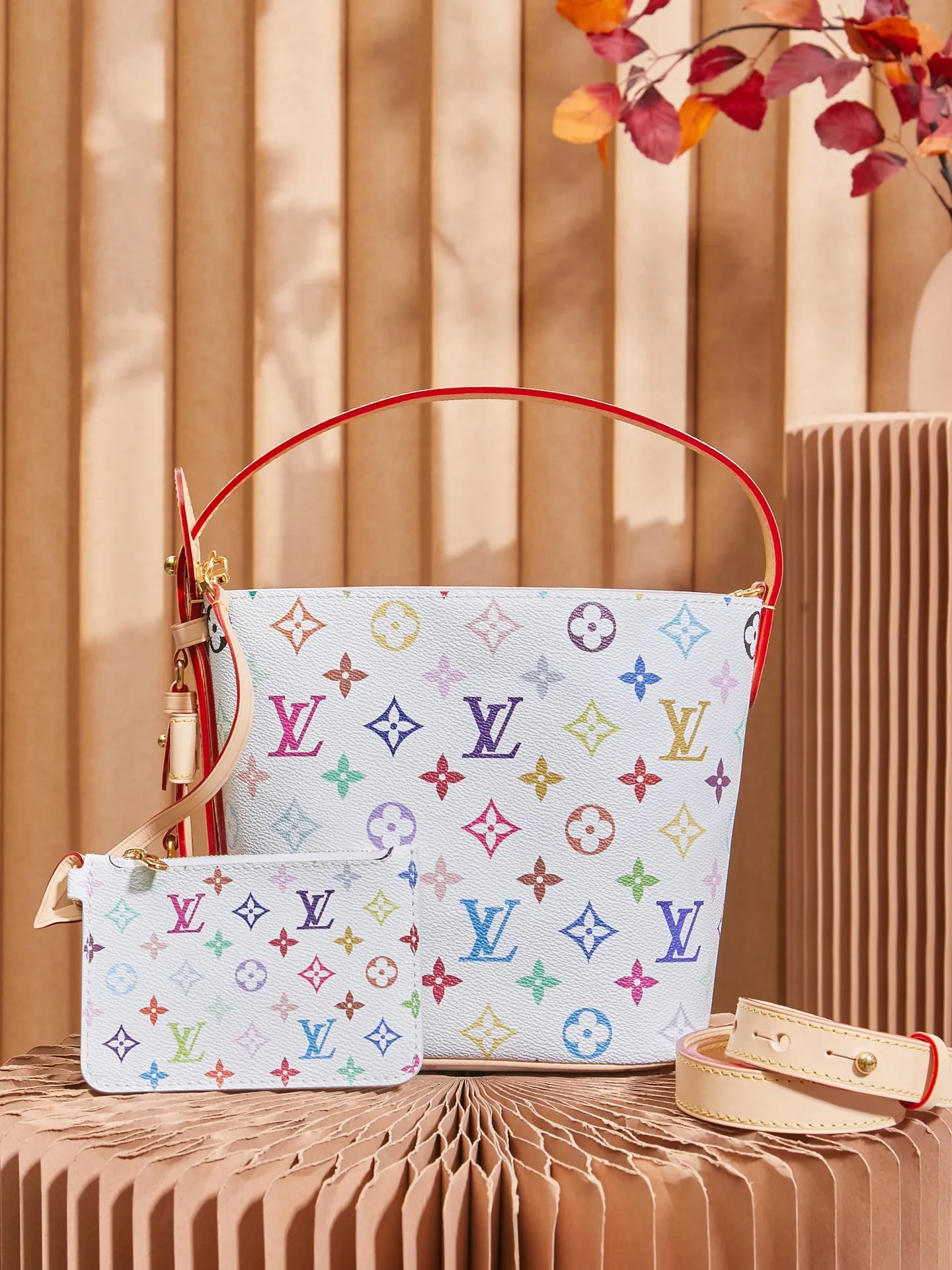 P¥1340👉nfc163C01 dynamic chip👈 [100% MB special grade, all steel hardware, imported fabrics] This All In BB handbag conveys the fun style of the Louis Vuitton x Murakami reissue series with smart details. Monogram coated canvas is rendered in the artist's rainbow of hues, and the nameplate is embellished with bows and padlocks. With the adjustable cowhide handle and leather shoulder strap, it can be carried by hand, shoulder or cross-body. Monogram coated canvas - Calfskin leather trim - Fabric lining - Metal hardware - Magnetic and hook closure - Removable zippered interior pocket with a brand name - Padlock for smartphone, keys, headphones and Zippy wallet - Shoulder strap: non-detachable, adjustable! ! Model: M13089; Size: 16x18x12CM