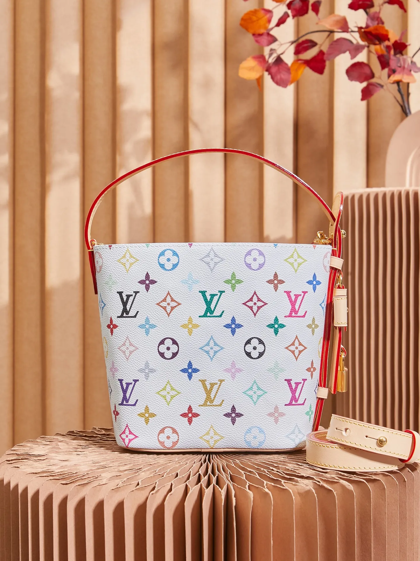 P¥1340👉nfc163C01 dynamic chip👈 [100% MB special grade, all steel hardware, imported fabrics] This All In BB handbag conveys the fun style of the Louis Vuitton x Murakami reissue series with smart details. Monogram coated canvas is rendered in the artist's rainbow of hues, and the nameplate is embellished with bows and padlocks. With the adjustable cowhide handle and leather shoulder strap, it can be carried by hand, shoulder or cross-body. Monogram coated canvas - Calfskin leather trim - Fabric lining - Metal hardware - Magnetic and hook closure - Removable zippered interior pocket with a brand name - Padlock for smartphone, keys, headphones and Zippy wallet - Shoulder strap: non-detachable, adjustable! ! Model: M13089; Size: 16x18x12CM