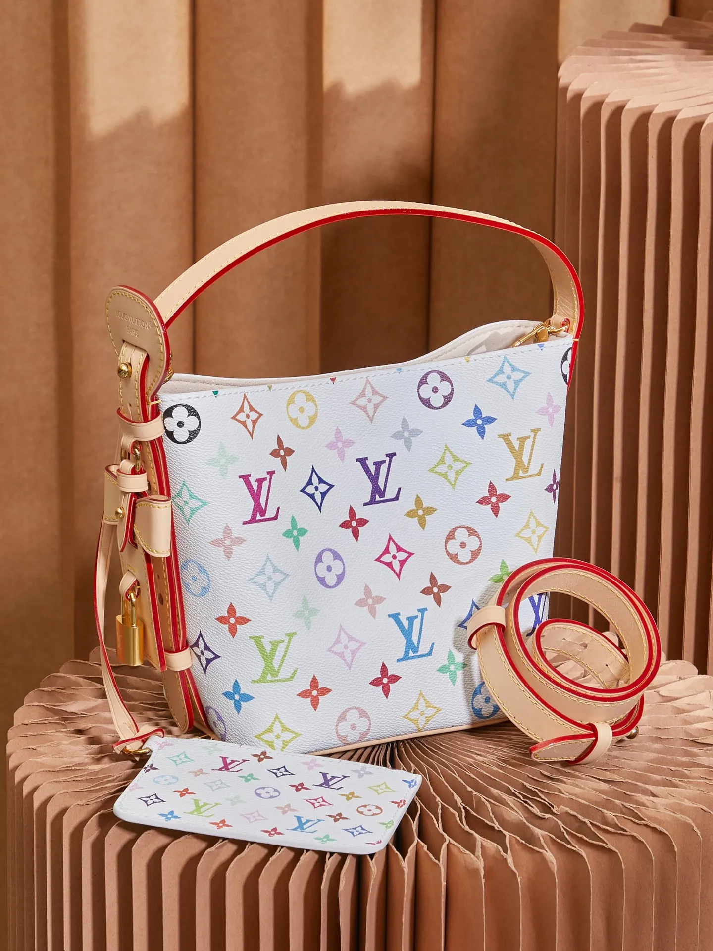 P¥1340👉nfc163C01 dynamic chip👈 [100% MB special grade, all steel hardware, imported fabrics] This All In BB handbag conveys the fun style of the Louis Vuitton x Murakami reissue series with smart details. Monogram coated canvas is rendered in the artist's rainbow of hues, and the nameplate is embellished with bows and padlocks. With the adjustable cowhide handle and leather shoulder strap, it can be carried by hand, shoulder or cross-body. Monogram coated canvas - Calfskin leather trim - Fabric lining - Metal hardware - Magnetic and hook closure - Removable zippered interior pocket with a brand name - Padlock for smartphone, keys, headphones and Zippy wallet - Shoulder strap: non-detachable, adjustable! ! Model: M13089; Size: 16x18x12CM
