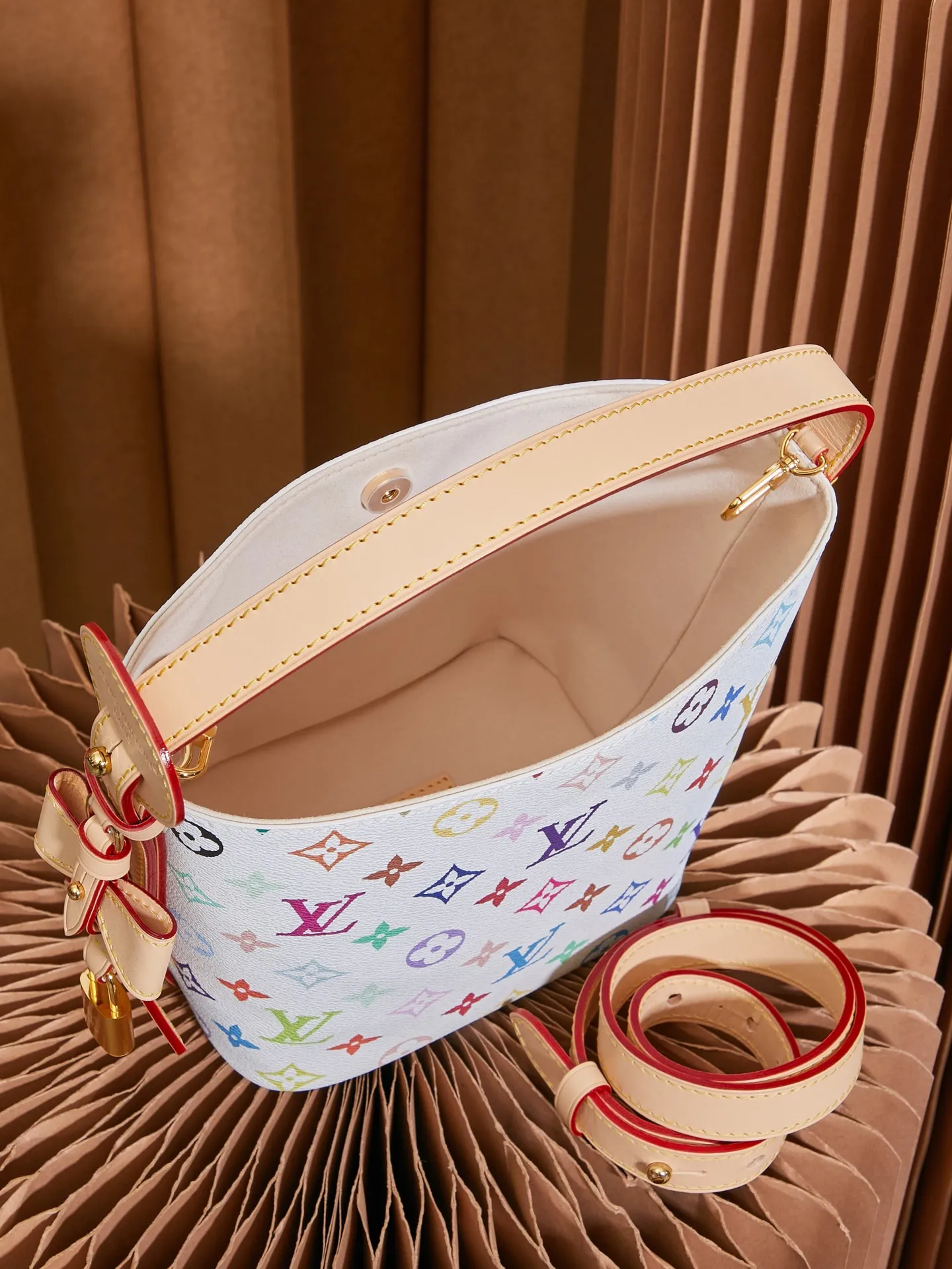 P¥1340👉nfc163C01 dynamic chip👈 [100% MB special grade, all steel hardware, imported fabrics] This All In BB handbag conveys the fun style of the Louis Vuitton x Murakami reissue series with smart details. Monogram coated canvas is rendered in the artist's rainbow of hues, and the nameplate is embellished with bows and padlocks. With the adjustable cowhide handle and leather shoulder strap, it can be carried by hand, shoulder or cross-body. Monogram coated canvas - Calfskin leather trim - Fabric lining - Metal hardware - Magnetic and hook closure - Removable zippered interior pocket with a brand name - Padlock for smartphone, keys, headphones and Zippy wallet - Shoulder strap: non-detachable, adjustable! ! Model: M13089; Size: 16x18x12CM