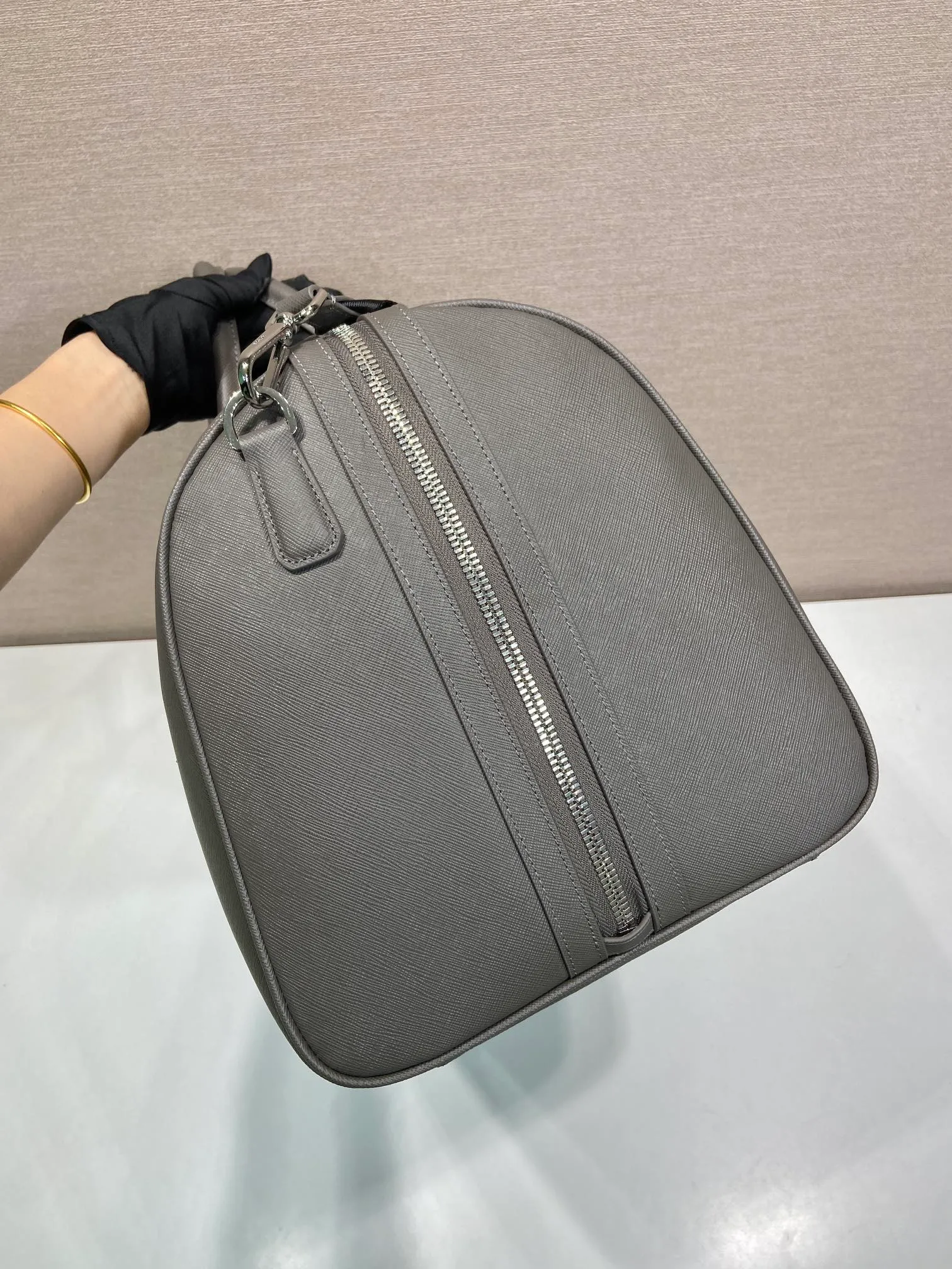 💰2360🎉New Travel Bag🎉2VC018🎉🎉Cork Beige This elegant travel bag is made of Saffiano leather, equipped with a wraparound zipper and nylon shoulder strap, highlighting the rigorous design concept. It's finished with a leather name tag and metal lock with engraved logo. Simple and elegant. Hurry up and get it🎉🎉 Length 50x Height 27.5x Bottom 25cm🎉🎉🎉👏👏👏