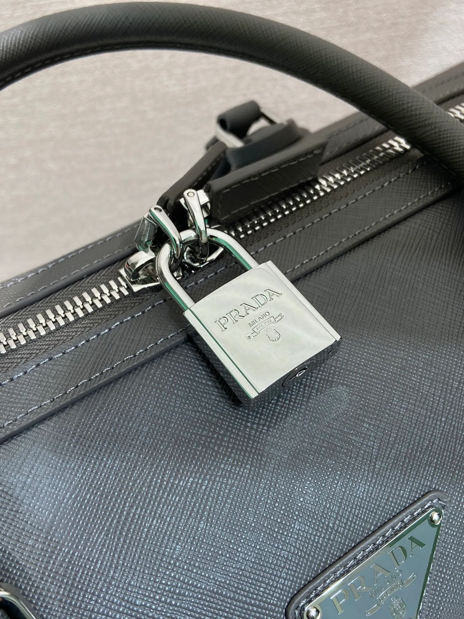💰2360🎉New Travel Bag🎉2VC018🎉🎉Cork Beige This elegant travel bag is made of Saffiano leather, equipped with a wraparound zipper and nylon shoulder strap, highlighting the rigorous design concept. It's finished with a leather name tag and metal lock with engraved logo. Simple and elegant. Hurry up and get it🎉🎉 Length 50x Height 27.5x Bottom 25cm🎉🎉🎉👏👏👏