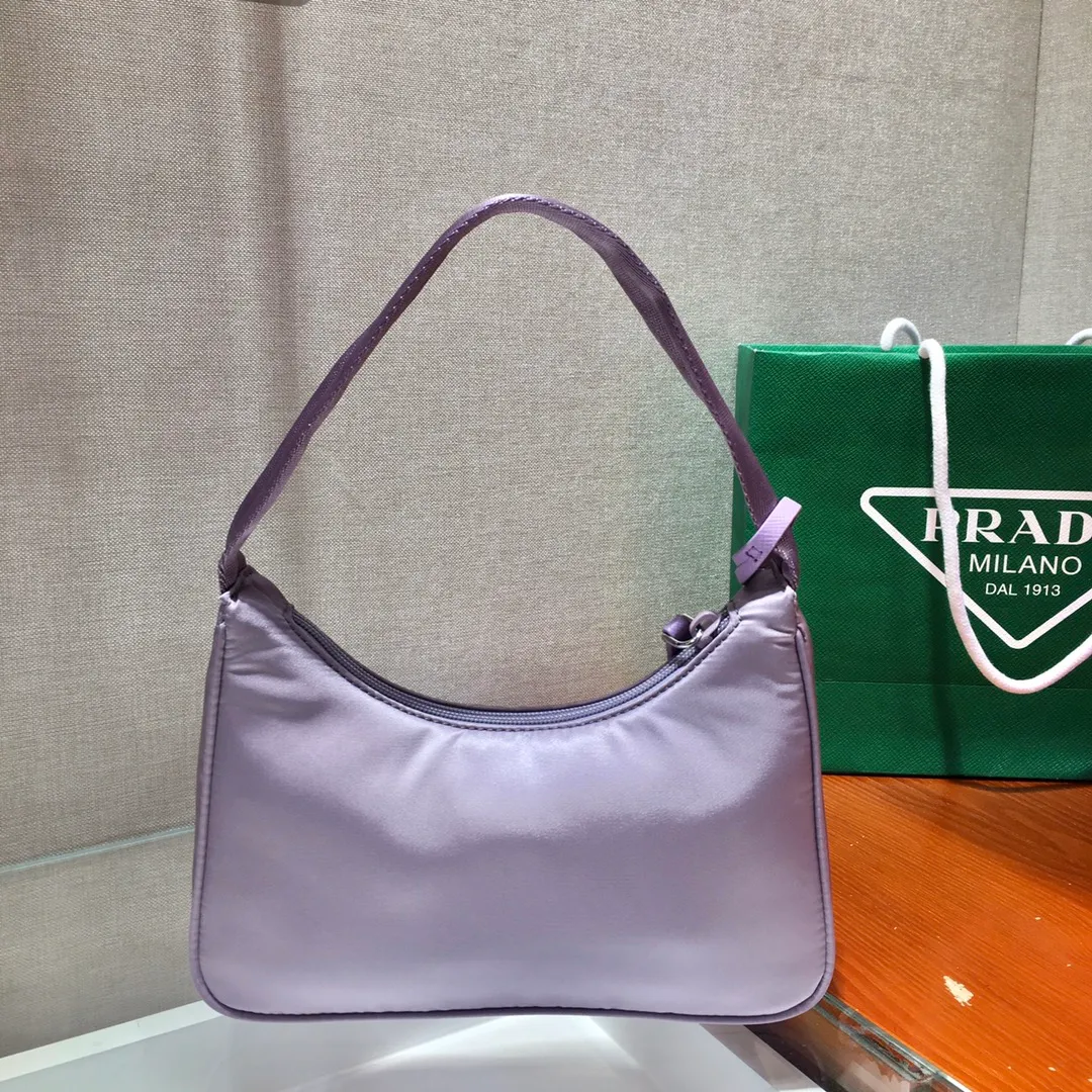 💰660🔥New color-Hobo bag🔥lavender purple😘😘original quality👍👍upgrade board 1NE515 moon-shaped bright second-hand bag, using imported original parachute fabric, lightweight The practical Hobo underarm bag is super simple and eye-catching👍👍. It is a small/lightweight/easy to carry/easy to wear/fashionable armpit bag. It can also be carried by hand and is super easy to use😍😍. It is currently the most popular bag among celebrities, can’t you be tempted😜😜, ladies, hurry up, length 23x height 13x base 5cm👏👏👏💰💰💰