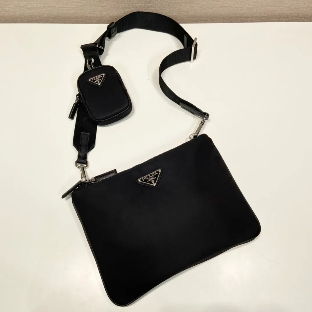 💰1020🎉New three-in-one🎉 The new three-in-one 2VH120👏👏 is made of imported nylon material. The design is composed of 2 bags spliced together. It is super practical. Internet celebrities have always recognized the hot style of planting😘😘 The detachable nylon hanging pouch (can also be hung on other bags for decoration), This compact design has extraordinary personality, simple and fashionable. It is suitable for both men and women. It is so handsome🙈🙈Hurry up and get it😘😘 Length 25x height 18x bottom 4cm