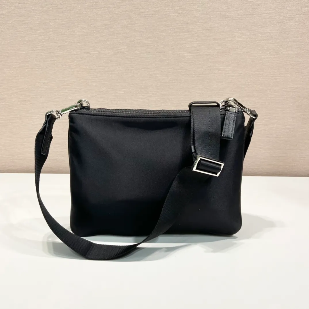 💰1020🎉New three-in-one🎉 The new three-in-one 2VH120👏👏 is made of imported nylon material. The design is composed of 2 bags spliced together. It is super practical. Internet celebrities have always recognized the hot style of planting😘😘 The detachable nylon hanging pouch (can also be hung on other bags for decoration), This compact design has extraordinary personality, simple and fashionable. It is suitable for both men and women. It is so handsome🙈🙈Hurry up and get it😘😘 Length 25x height 18x bottom 4cm