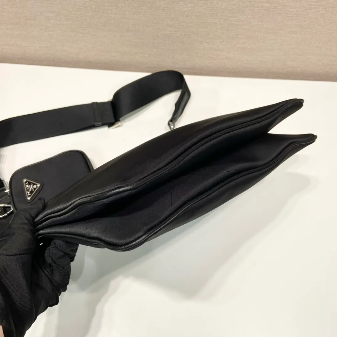 💰1020🎉New three-in-one🎉 The new three-in-one 2VH120👏👏 is made of imported nylon material. The design is composed of 2 bags spliced together. It is super practical. Internet celebrities have always recognized the hot style of planting😘😘 The detachable nylon hanging pouch (can also be hung on other bags for decoration), This compact design has extraordinary personality, simple and fashionable. It is suitable for both men and women. It is so handsome🙈🙈Hurry up and get it😘😘 Length 25x height 18x bottom 4cm