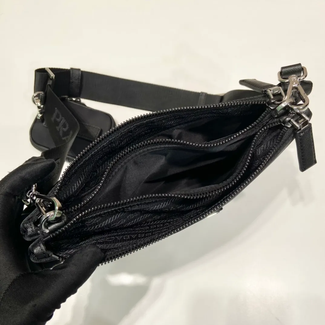 💰1020🎉New three-in-one🎉 The new three-in-one 2VH120👏👏 is made of imported nylon material. The design is composed of 2 bags spliced together. It is super practical. Internet celebrities have always recognized the hot style of planting😘😘 The detachable nylon hanging pouch (can also be hung on other bags for decoration), This compact design has extraordinary personality, simple and fashionable. It is suitable for both men and women. It is so handsome🙈🙈Hurry up and get it😘😘 Length 25x height 18x bottom 4cm