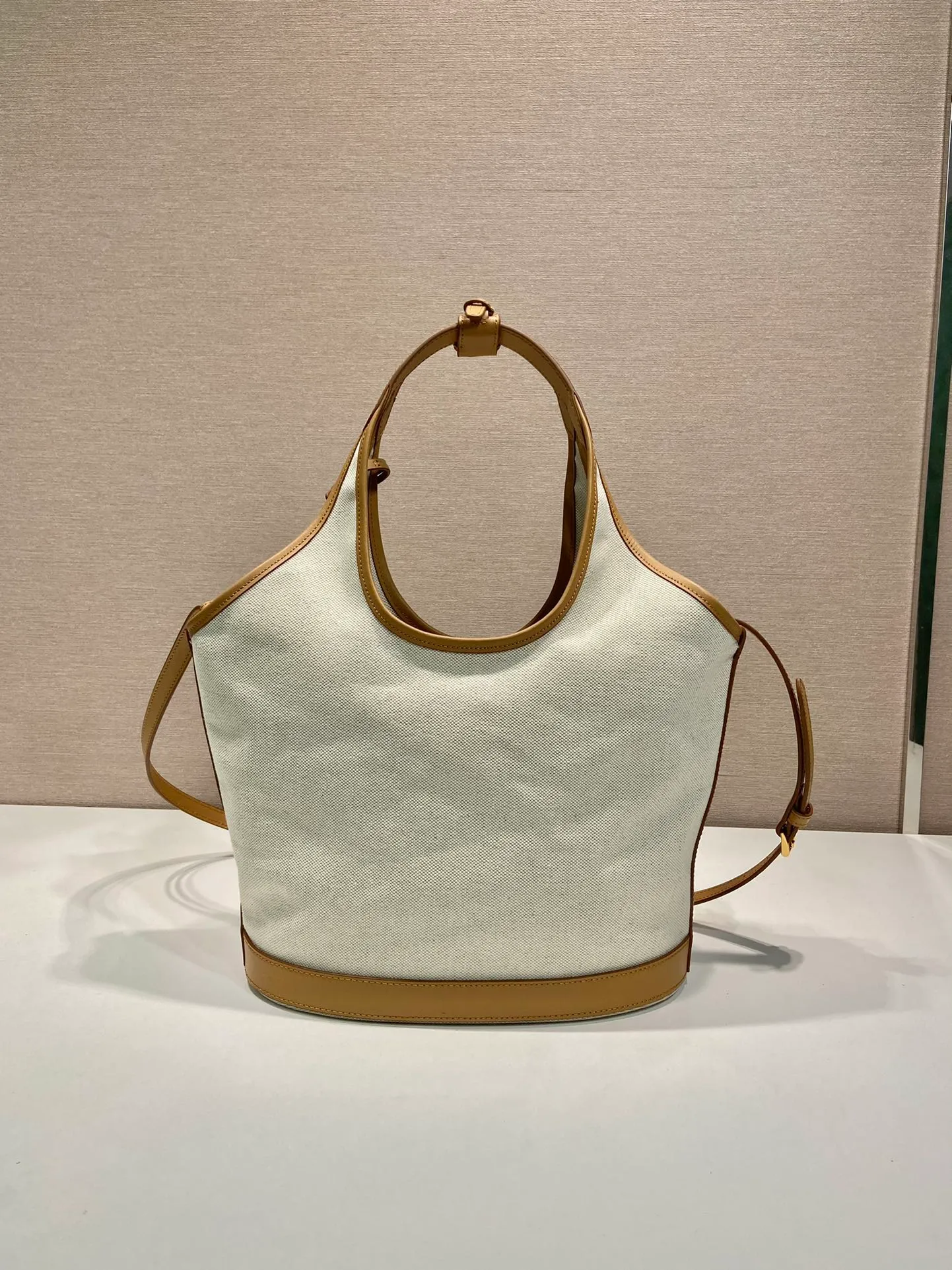 💰1260🎉New Tote Bag🎉1BG471 Medium🎉🎉 This tote bag is made of linen blended fabric, showing a fashionable volume and exquisite geometric shape. It is embellished with an embossed letter logo on the front (it has a three-dimensional feel). It is casual and versatile, with ample capacity. It is embellished with contrasting calfskin leather details, adding a touch of elegance and charm. Detachable keychain, hurry up and get it, it is another popular style that will never go out of style🎉🎉 Length 28x Height 22.5x Bottom 12.5cm🎉🎉🎉👏👏👏