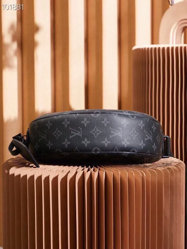P¥760👉nfc dynamic chip version👈【Top inspection-free all-steel hardware】This Hamac small handbag condenses the classic design of the Hamac handbag, using Monogram Eclipse coated canvas to create a unique and close-fitting configuration. A detachable name tag adds recognition, and the adjustable shoulder strap makes it easy to tie around your waist or carry it on your chest or behind your back. Monogram Eclipse coated canvas - Calfskin trim - Textile lining - Main compartment with double zipper pulls - Internal patch pocket - Removable name tag - Shoulder strap: non-detachable, adjustable! ! Model: M47158; Size: 28.5x15x8CM