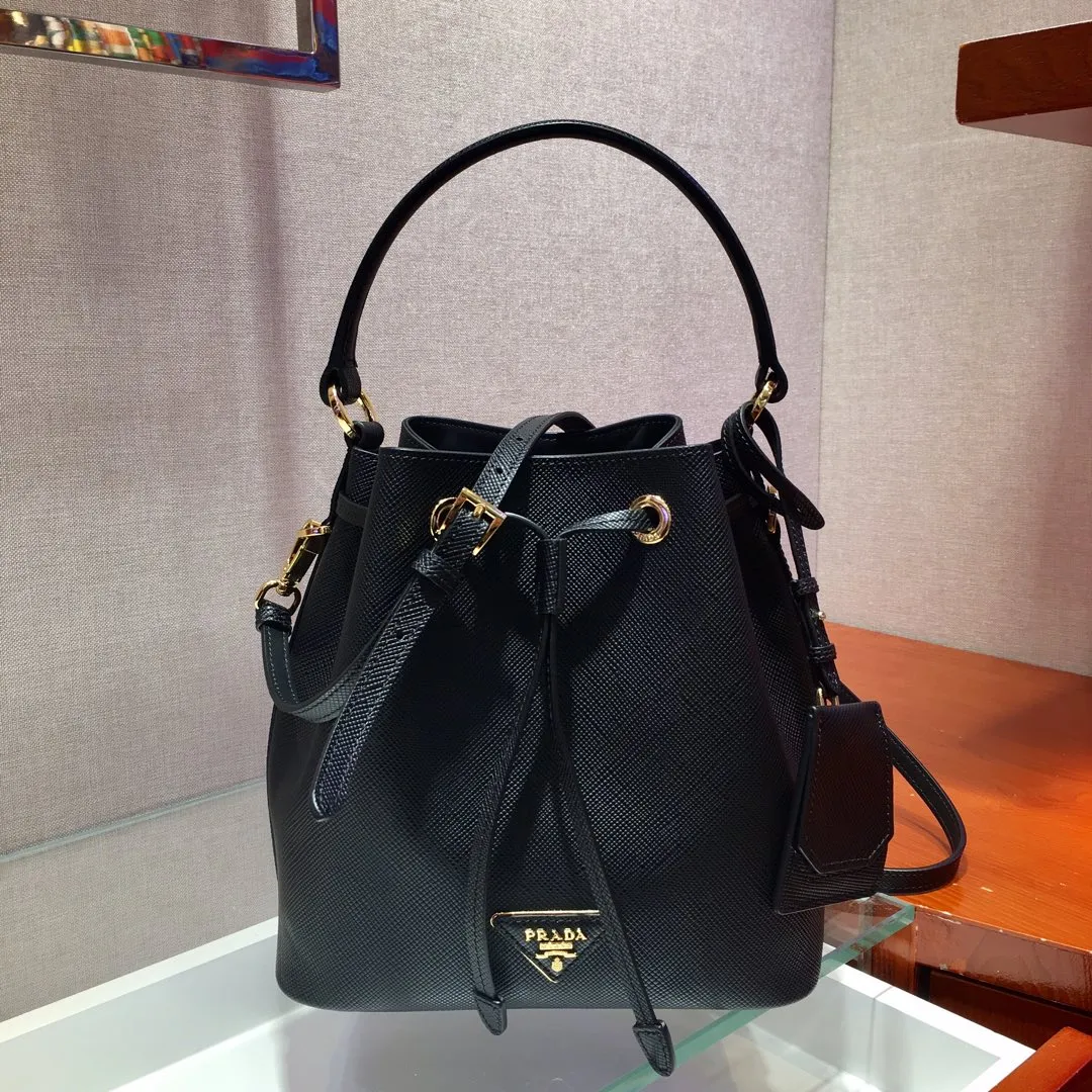 💰1700🎉Exclusive debut🎉, new 1BZ032 bucket bag😘😘, original item👍👍made of imported thick cross-grain cowhide, top-grade hardware, leather handbag, adjustable detachable long shoulder strap, drawstring bag mouth. Simple and fashionable, it is a bucket bag that will never go out of style and is what ladies need. 🙈🙈Length 22x Height 22x Bottom 14cm👍