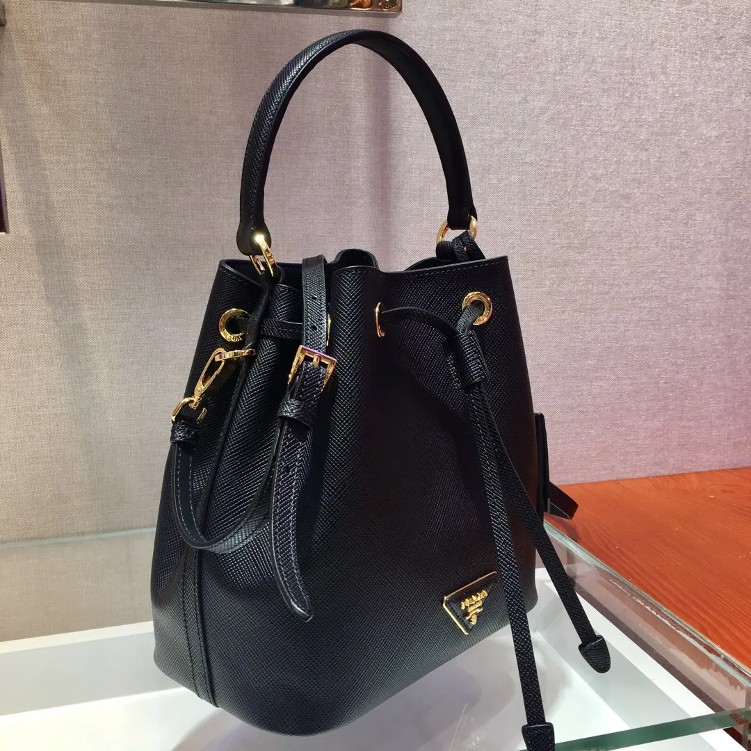 💰1700🎉Exclusive debut🎉, new 1BZ032 bucket bag😘😘, original item👍👍made of imported thick cross-grain cowhide, top-grade hardware, leather handbag, adjustable detachable long shoulder strap, drawstring bag mouth. Simple and fashionable, it is a bucket bag that will never go out of style and is what ladies need. 🙈🙈Length 22x Height 22x Bottom 14cm👍