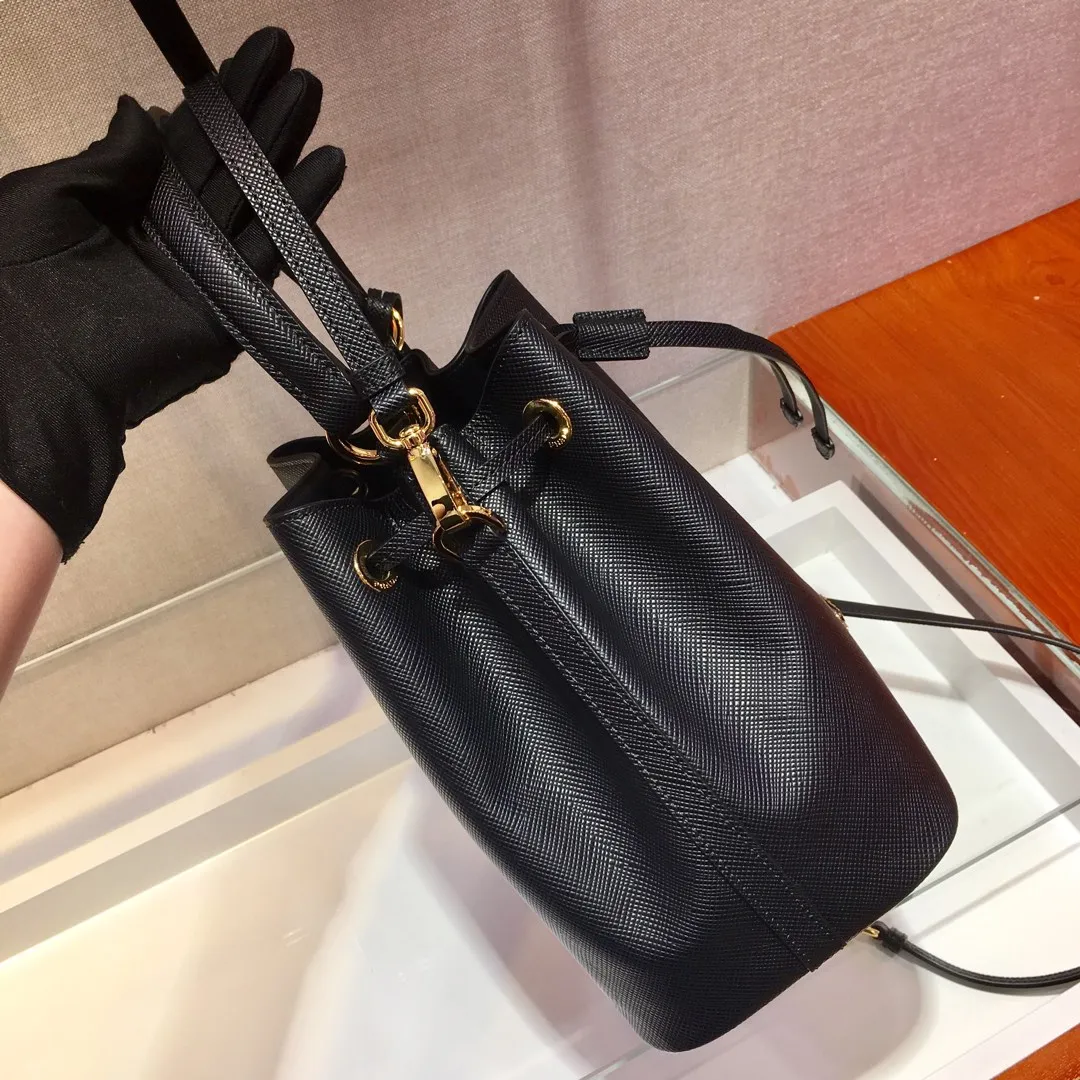💰1700🎉Exclusive debut🎉, new 1BZ032 bucket bag😘😘, original item👍👍made of imported thick cross-grain cowhide, top-grade hardware, leather handbag, adjustable detachable long shoulder strap, drawstring bag mouth. Simple and fashionable, it is a bucket bag that will never go out of style and is what ladies need. 🙈🙈Length 22x Height 22x Bottom 14cm👍