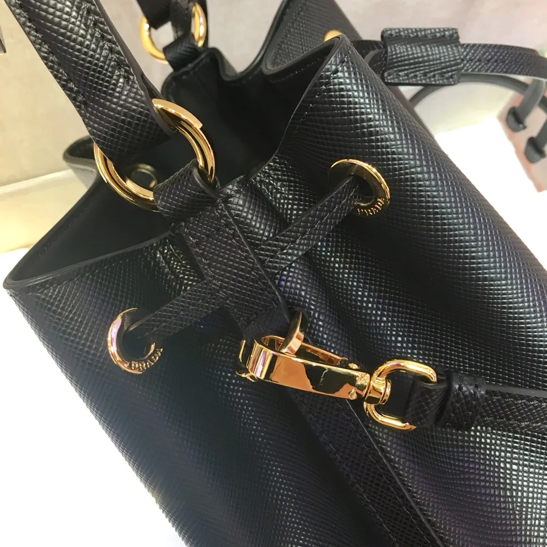 💰1700🎉Exclusive debut🎉, new 1BZ032 bucket bag😘😘, original item👍👍made of imported thick cross-grain cowhide, top-grade hardware, leather handbag, adjustable detachable long shoulder strap, drawstring bag mouth. Simple and fashionable, it is a bucket bag that will never go out of style and is what ladies need. 🙈🙈Length 22x Height 22x Bottom 14cm👍
