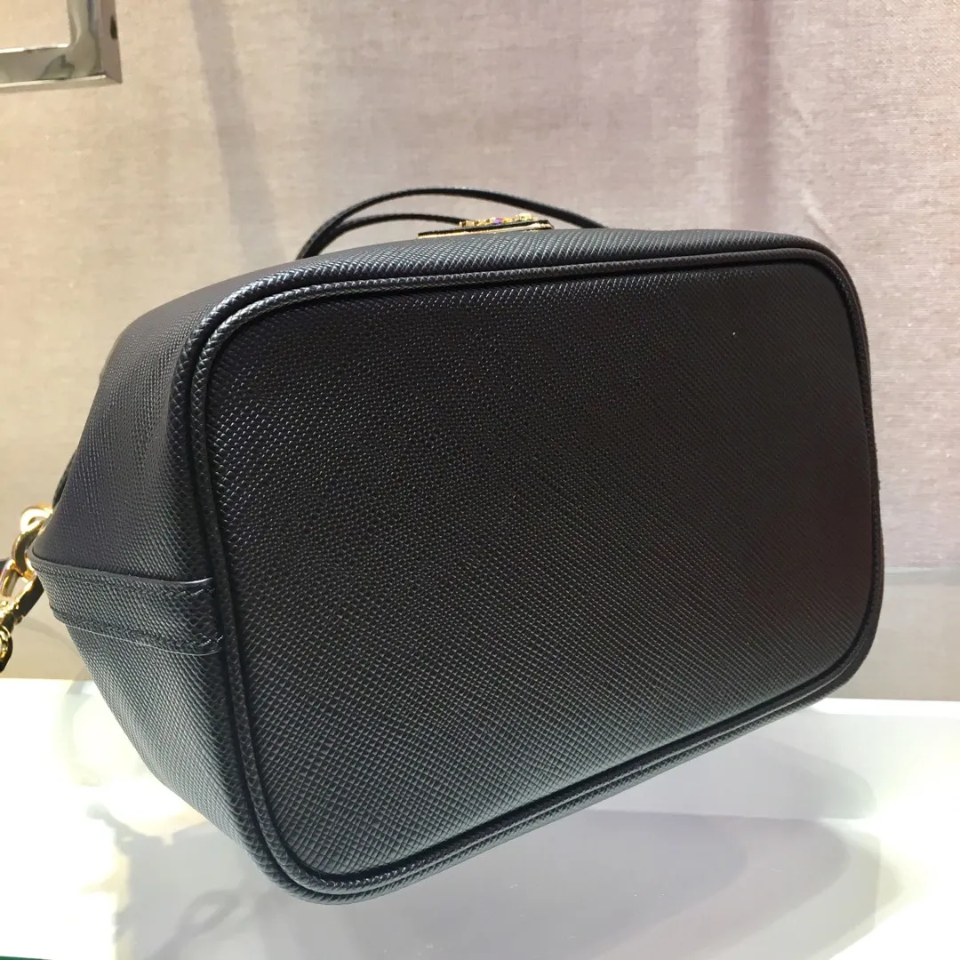 💰1700🎉Exclusive debut🎉, new 1BZ032 bucket bag😘😘, original item👍👍made of imported thick cross-grain cowhide, top-grade hardware, leather handbag, adjustable detachable long shoulder strap, drawstring bag mouth. Simple and fashionable, it is a bucket bag that will never go out of style and is what ladies need. 🙈🙈Length 22x Height 22x Bottom 14cm👍