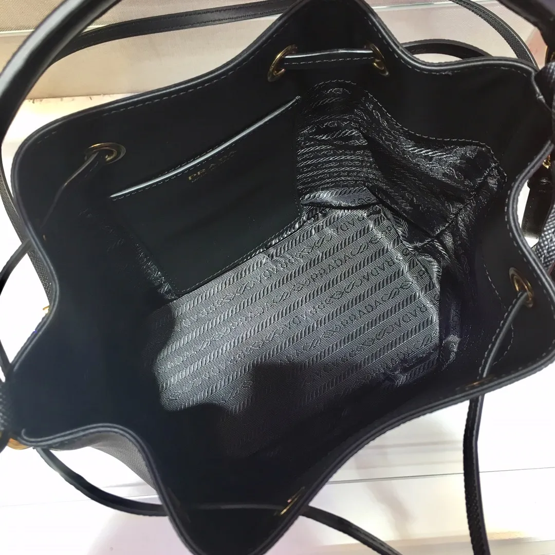 💰1700🎉Exclusive debut🎉, new 1BZ032 bucket bag😘😘, original item👍👍made of imported thick cross-grain cowhide, top-grade hardware, leather handbag, adjustable detachable long shoulder strap, drawstring bag mouth. Simple and fashionable, it is a bucket bag that will never go out of style and is what ladies need. 🙈🙈Length 22x Height 22x Bottom 14cm👍