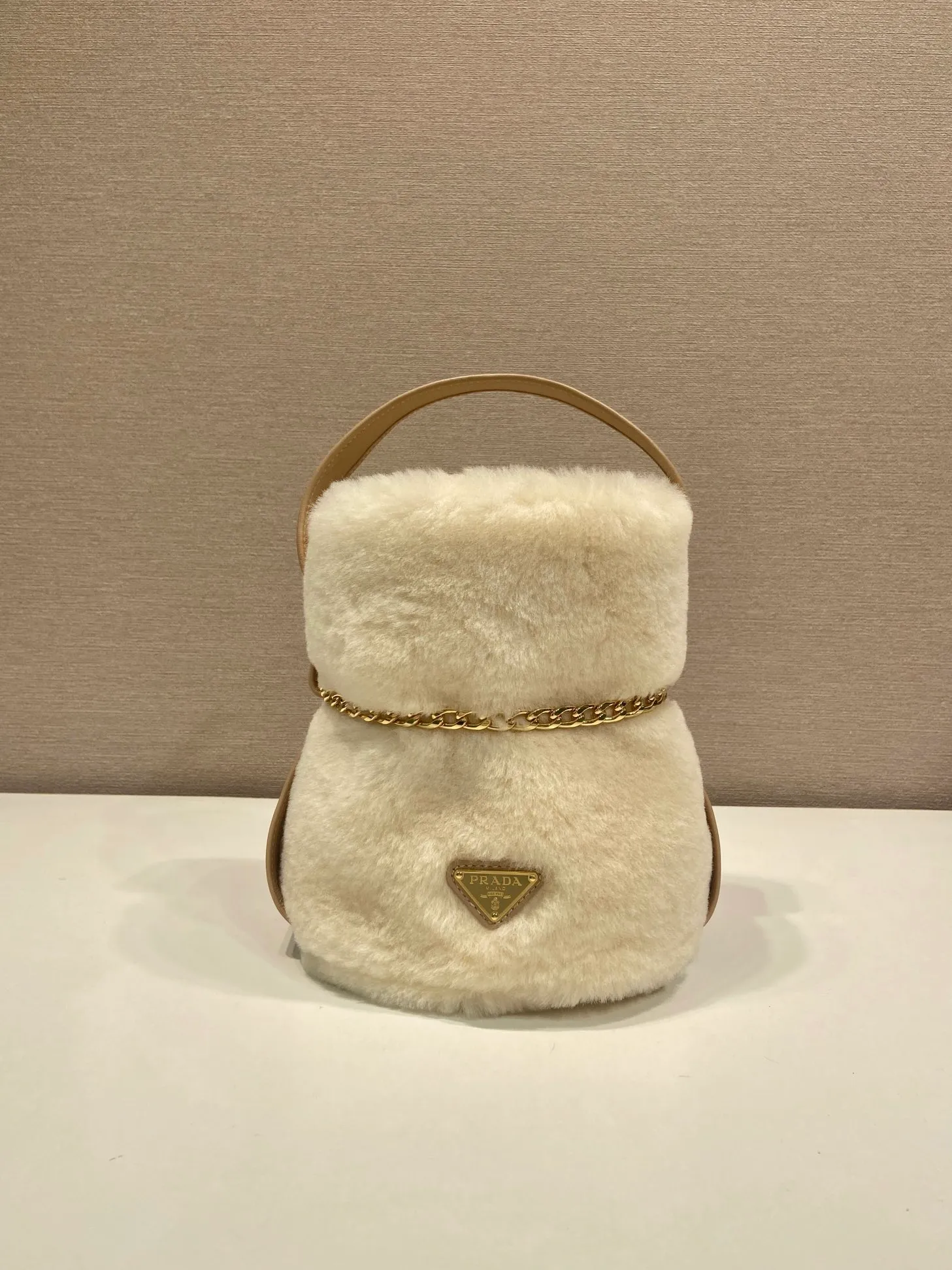 💰1360🎉New catwalk model🎉1BE088 wool🎉🎉 This fortune bucket is made of imported wool fabric and imported calfskin, with a unique sheepskin interior design, top-grade hardware, and large capacity space. I carry Qin’s most versatile bag when I go out. The upper body effect is very fashionable and good-looking😘It’s so beautiful. It’s a small bucket that is recognized by internet celebrities as a wishing and making fortune👍👍Babies, it’s worth owning. It’s a must-have in winter, so hurry up and get it🎉🎉 Length 14x Height 20x Bottom 15cm🎉🎉🎉💰💰💰