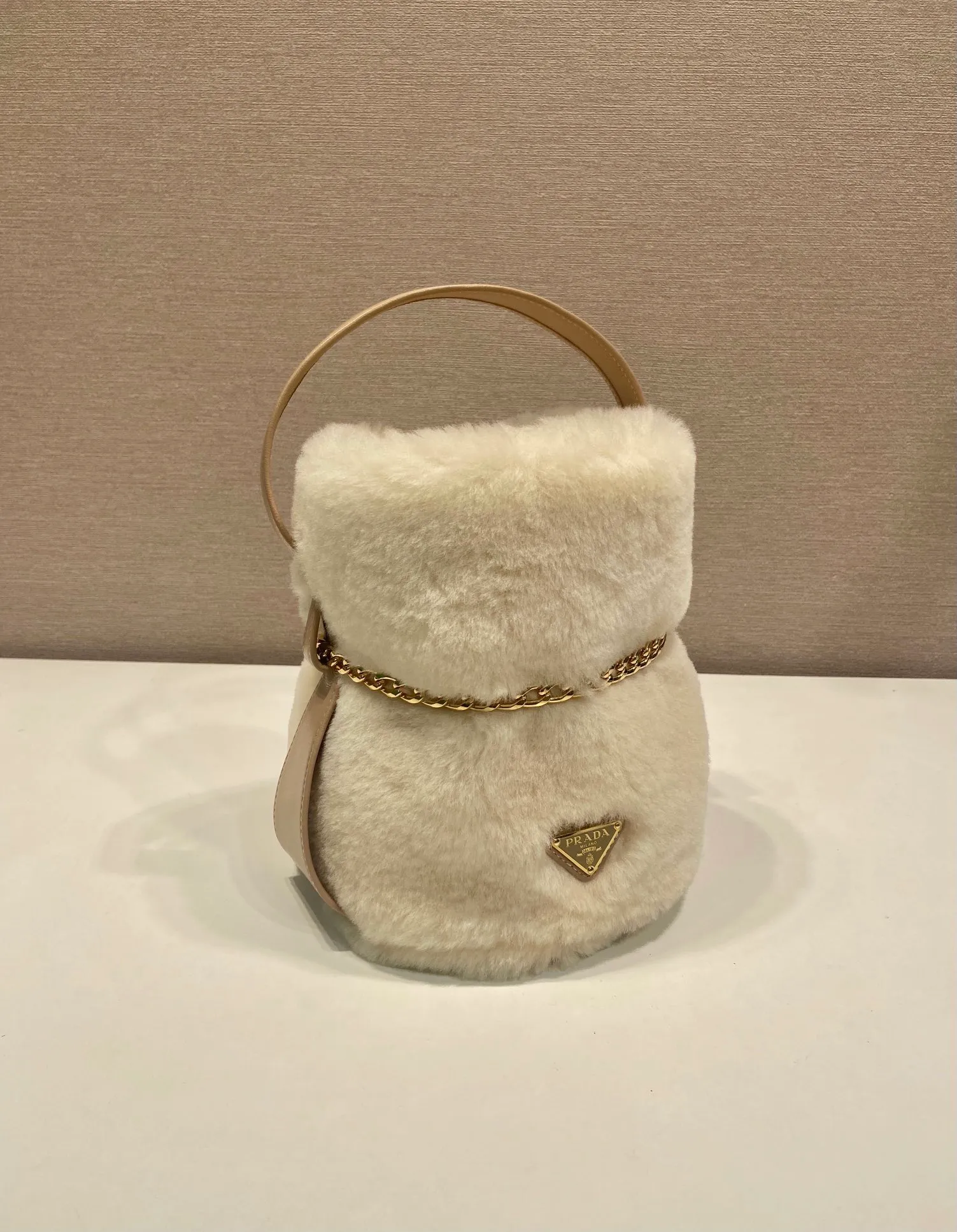 💰1360🎉New catwalk model🎉1BE088 wool🎉🎉 This fortune bucket is made of imported wool fabric and imported calfskin, with a unique sheepskin interior design, top-grade hardware, and large capacity space. I carry Qin’s most versatile bag when I go out. The upper body effect is very fashionable and good-looking😘It’s so beautiful. It’s a small bucket that is recognized by internet celebrities as a wishing and making fortune👍👍Babies, it’s worth owning. It’s a must-have in winter, so hurry up and get it🎉🎉 Length 14x Height 20x Bottom 15cm🎉🎉🎉💰💰💰