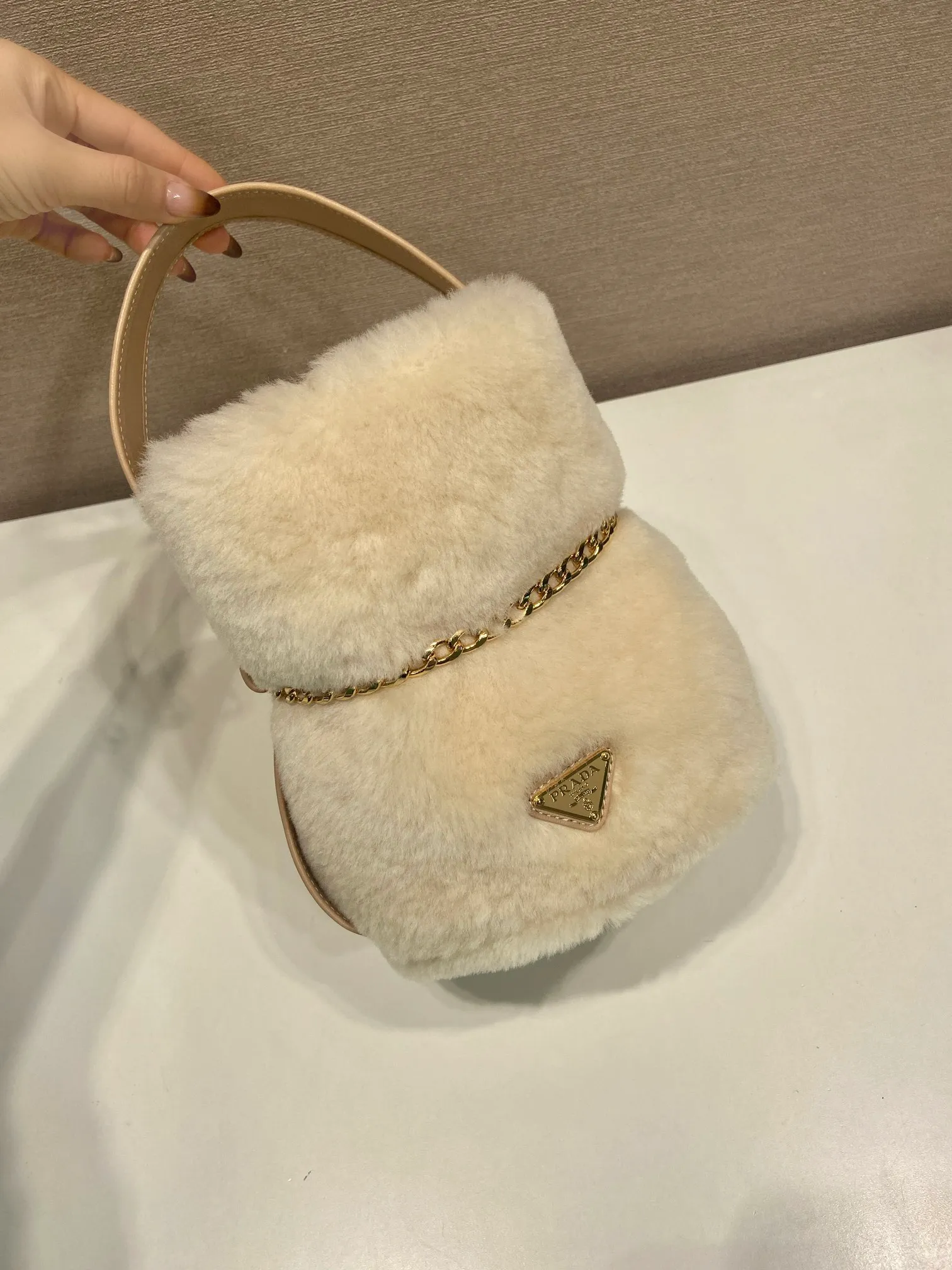💰1360🎉New catwalk model🎉1BE088 wool🎉🎉 This fortune bucket is made of imported wool fabric and imported calfskin, with a unique sheepskin interior design, top-grade hardware, and large capacity space. I carry Qin’s most versatile bag when I go out. The upper body effect is very fashionable and good-looking😘It’s so beautiful. It’s a small bucket that is recognized by internet celebrities as a wishing and making fortune👍👍Babies, it’s worth owning. It’s a must-have in winter, so hurry up and get it🎉🎉 Length 14x Height 20x Bottom 15cm🎉🎉🎉💰💰💰