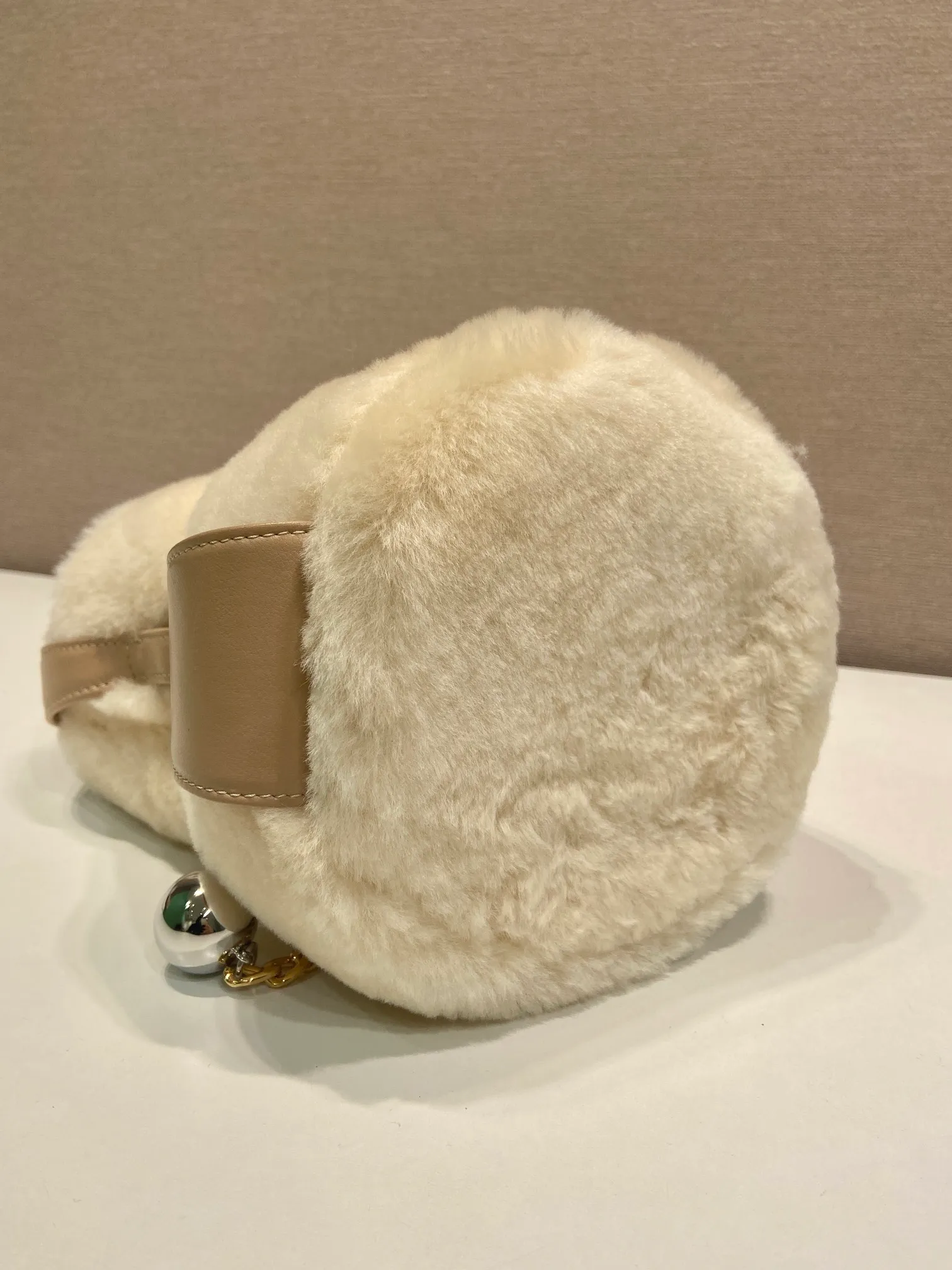 💰1360🎉New catwalk model🎉1BE088 wool🎉🎉 This fortune bucket is made of imported wool fabric and imported calfskin, with a unique sheepskin interior design, top-grade hardware, and large capacity space. I carry Qin’s most versatile bag when I go out. The upper body effect is very fashionable and good-looking😘It’s so beautiful. It’s a small bucket that is recognized by internet celebrities as a wishing and making fortune👍👍Babies, it’s worth owning. It’s a must-have in winter, so hurry up and get it🎉🎉 Length 14x Height 20x Bottom 15cm🎉🎉🎉💰💰💰