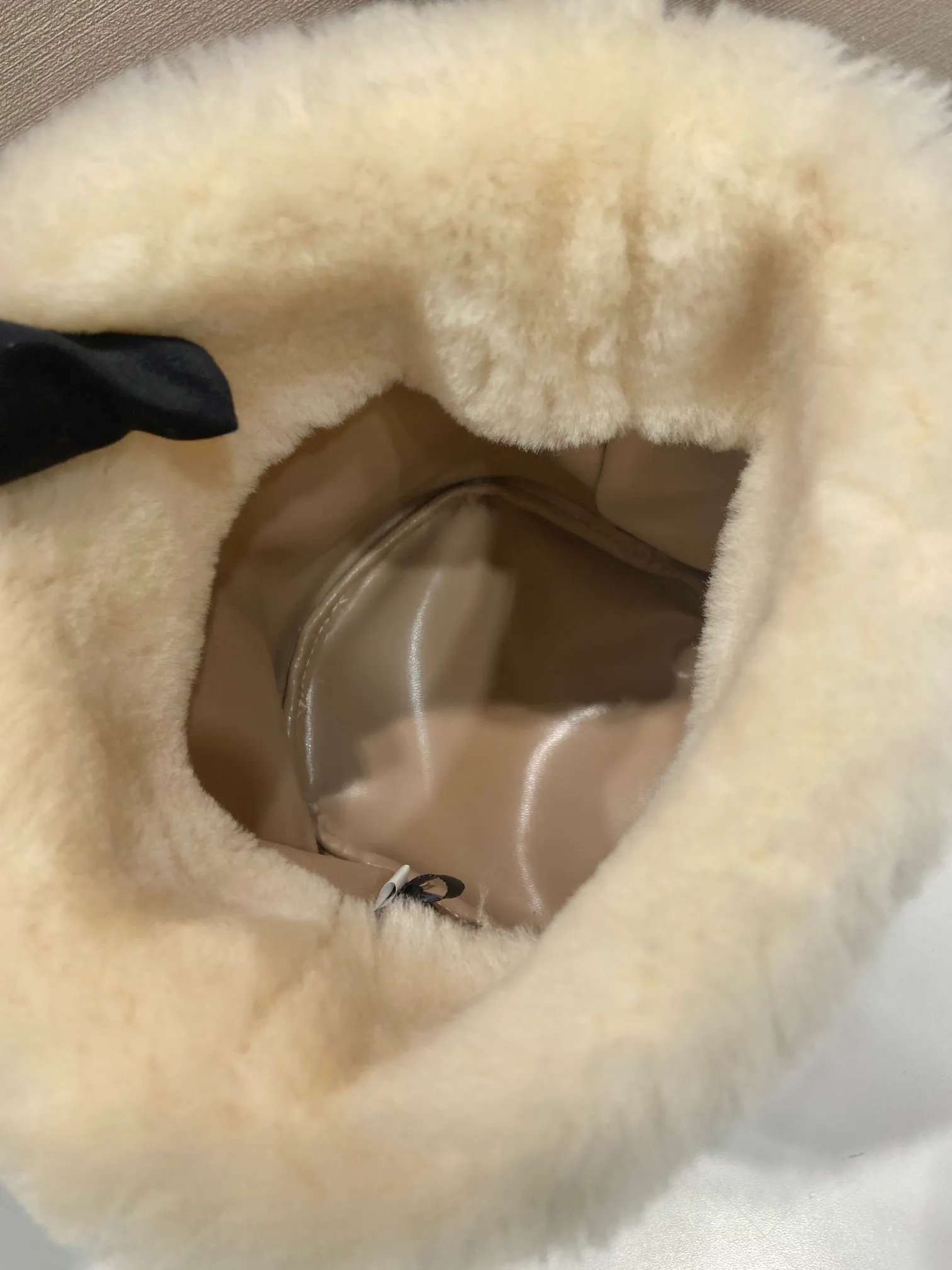 💰1360🎉New catwalk model🎉1BE088 wool🎉🎉 This fortune bucket is made of imported wool fabric and imported calfskin, with a unique sheepskin interior design, top-grade hardware, and large capacity space. I carry Qin’s most versatile bag when I go out. The upper body effect is very fashionable and good-looking😘It’s so beautiful. It’s a small bucket that is recognized by internet celebrities as a wishing and making fortune👍👍Babies, it’s worth owning. It’s a must-have in winter, so hurry up and get it🎉🎉 Length 14x Height 20x Bottom 15cm🎉🎉🎉💰💰💰