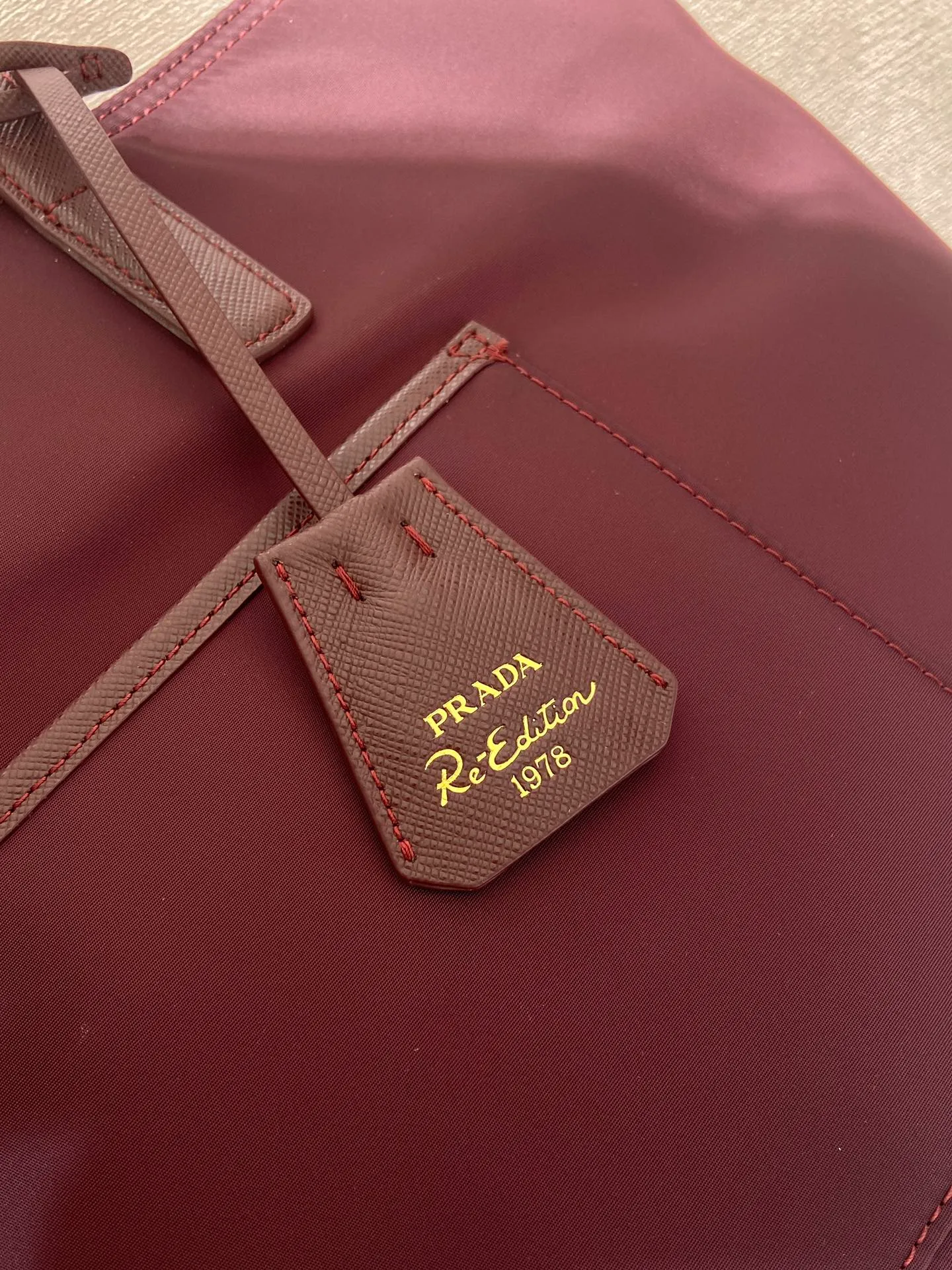 💰1060🎉New Tote Bag🎉1BG555 Small🎉🎉 This timeless tote bag is a reinterpretation of a classic design, showing a unique style with a refined and practical silhouette. It has simple lines and is made of regenerated nylon. It has an imported Saffiano leather handle and metal hardware accessories. It has 2 pockets inside and a large capacity. Get it now. Another popular style that will never go out of style🎉🎉 Length 35x Height 26x Bottom 15cm🎉🎉🎉💰💰💰
