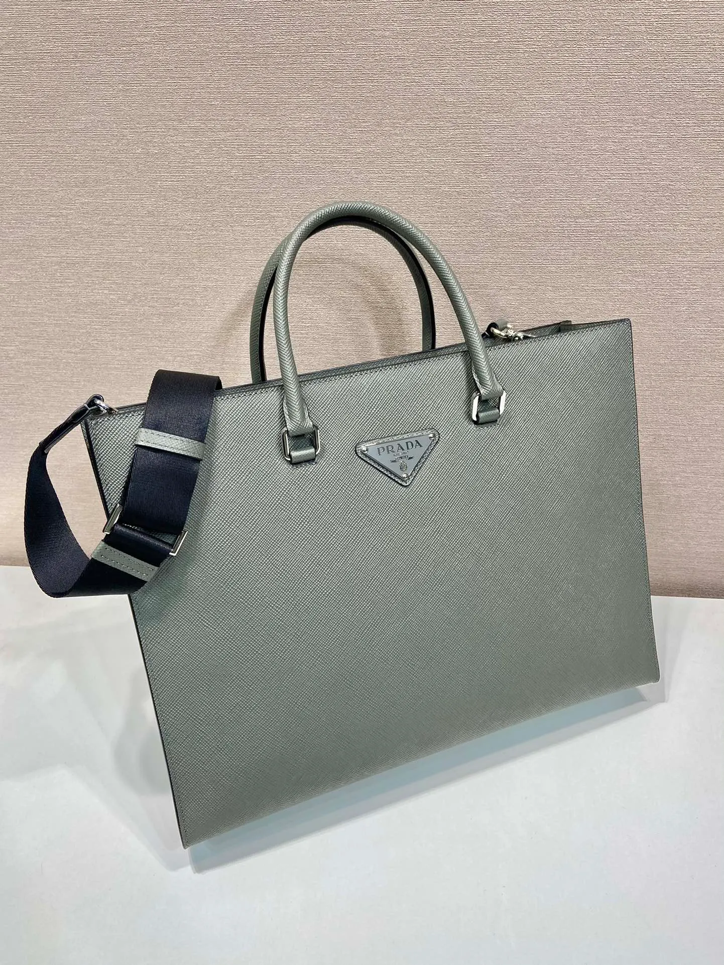 💰2100🎉New briefcase🎉🎉2VG101 new color🎉 This elegant and exquisite briefcase is equipped with a detachable nylon shoulder strap, creating a functional opening design. The bag body is made of brand Saffiano leather, which is simple and elegant, and the upper body effect is very cool. Another popular style that will never go out of style🎉🎉 Length 40x Height 30x Bottom 9cm🎉🎉🎉👏👏👏