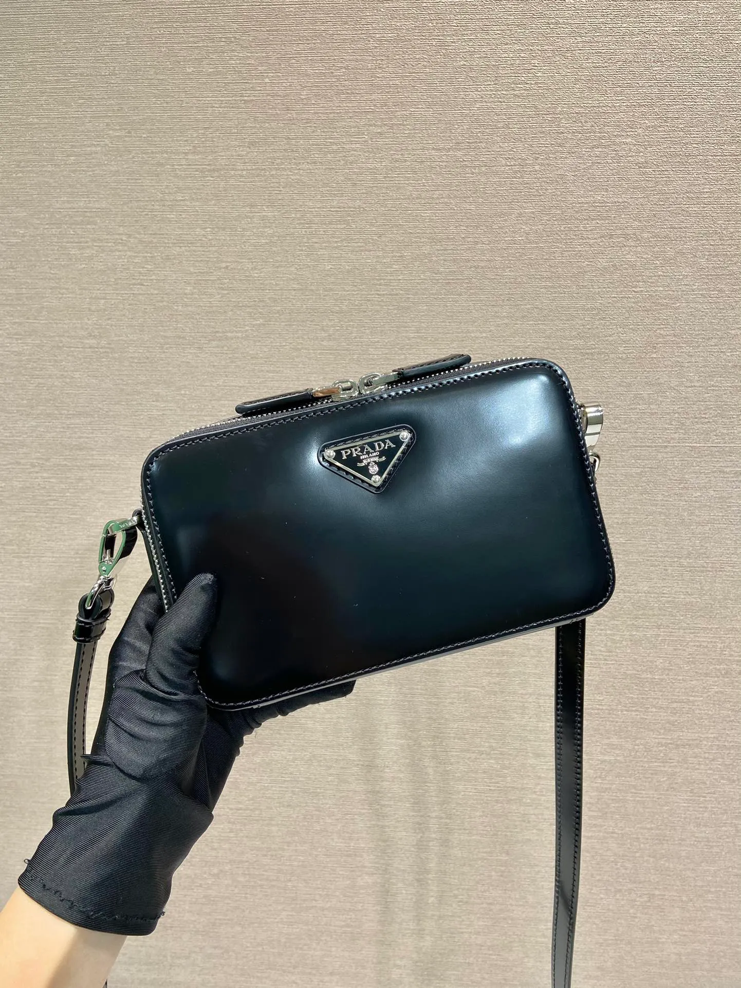 💰1120🎉New Messenger Bag🎉2VH173 Glossy🎉🎉 The outline of this 2024 Brique handbag is smooth and elegant. The unique interwoven texture of Saff glossy leather and wax ironing process add to the elegance and nobility. The detachable and adjustable shoulder strap features an enameled metal triangle logo for a stylish and versatile fit. It has a large capacity and is worth owning. Hurry up and get it🎉🎉Length 19x Height 11.5x Bottom 3.5cm🎉🎉👏👏