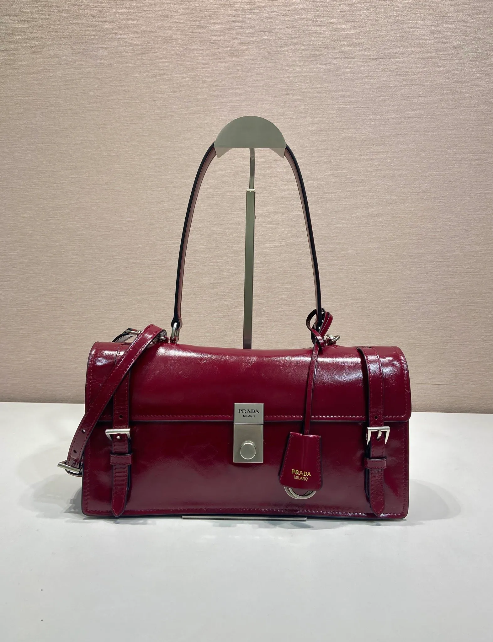 💰1700🎉New Pen Holder Bag🎉1BN026 Small🎉🎉 This leather handbag is inspired by the crisp and formal briefcase. It has a delicate and shiny texture and reinterprets the classic office style silhouette with a new attitude. Designed with exquisite soft details, it adds gentleness and versatile charm to the bag's classic shape. The classic vertical lock buckle embellishes the details, and it is equipped with a long handle, which can be carried over the shoulder, making it more practical. Another popular style that will never go out of style, hurry up and get it🎉🎉 Length 32 height 16.5x base 10cm🎉🎉🎉💰💰💰