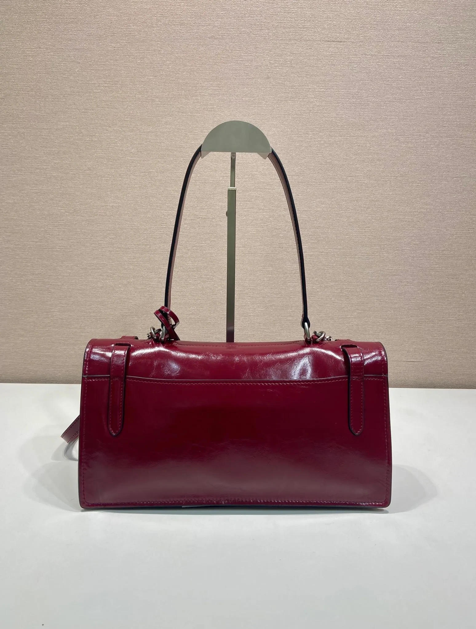 💰1700🎉New Pen Holder Bag🎉1BN026 Small🎉🎉 This leather handbag is inspired by the crisp and formal briefcase. It has a delicate and shiny texture and reinterprets the classic office style silhouette with a new attitude. Designed with exquisite soft details, it adds gentleness and versatile charm to the bag's classic shape. The classic vertical lock buckle embellishes the details, and it is equipped with a long handle, which can be carried over the shoulder, making it more practical. Another popular style that will never go out of style, hurry up and get it🎉🎉 Length 32 height 16.5x base 10cm🎉🎉🎉💰💰💰