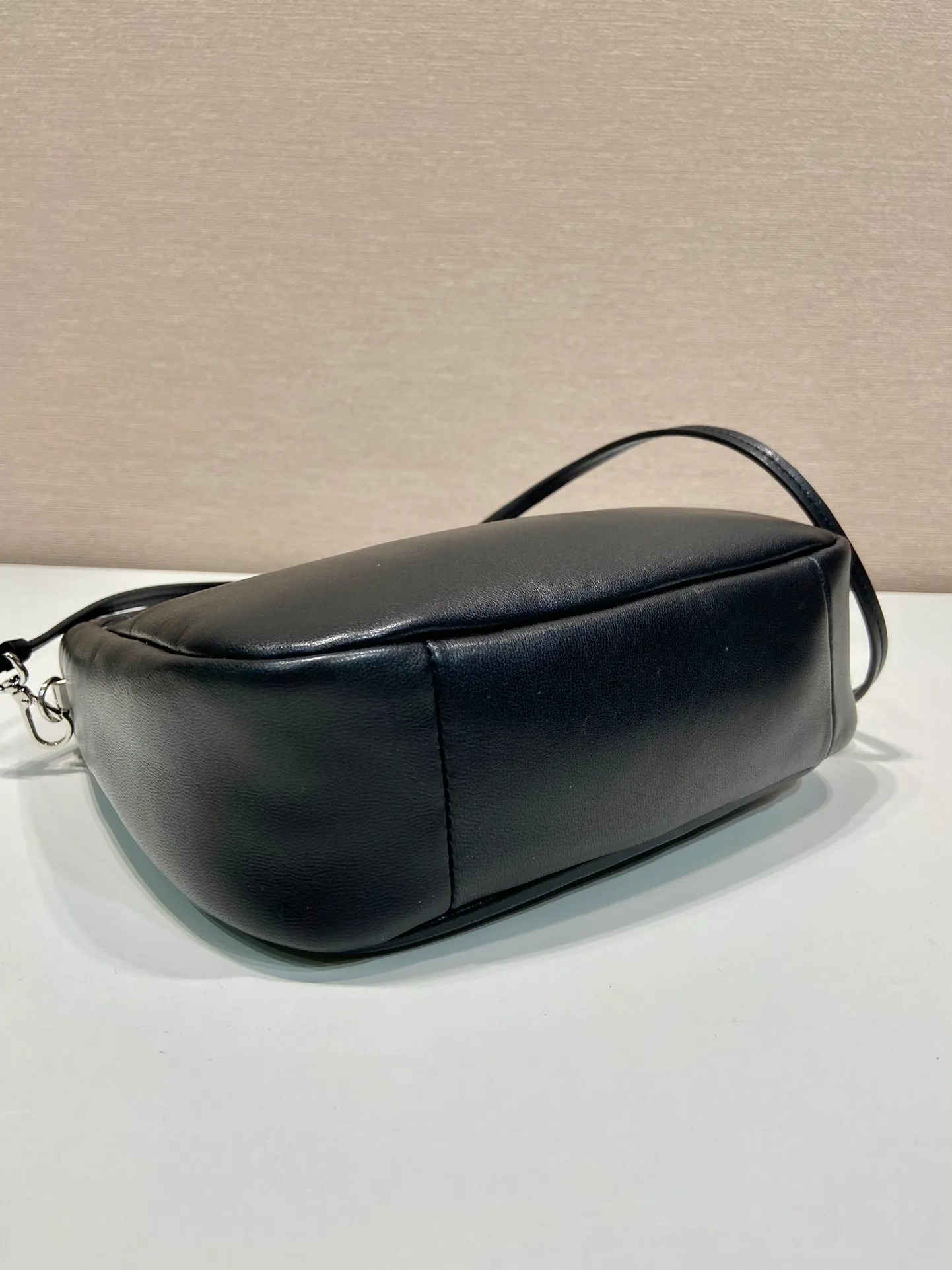 💰1300🎉Lambskin Hobo🎉1BA384🎉🎉 This mini Hobo handbag is made of padded nappa leather, equipped with a detachable and adjustable long shoulder strap, and designed with zipper closure, showing practical charm. It feels very soft, cute and casual, babies, hurry up and get it🎉🎉 Length 21x Height 12.5x Bottom 6.5cm🎉🎉🎉🍊🍊🍊