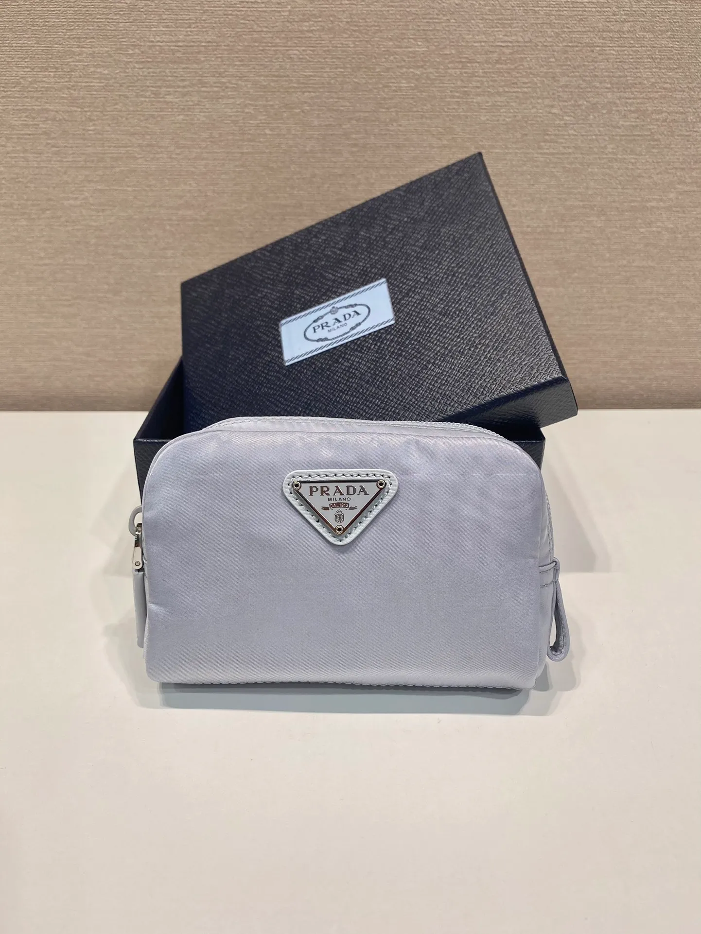💰280 coin purse🎉1NA339 new product🎉🎉 This clutch bag is made of innovative Prada Re-Nylon regenerated nylon. The bag has a zipper design, the inner pocket is equipped with a zipper pocket, top-grade hardware, large capacity space, cards/car keys🔑/lipstick💄/all no problem, babies, the little handbag you have been longing for has arrived👏👏 Length 12x Height 8x Bottom 3.5cm🎉🎉🎉👏👏👏