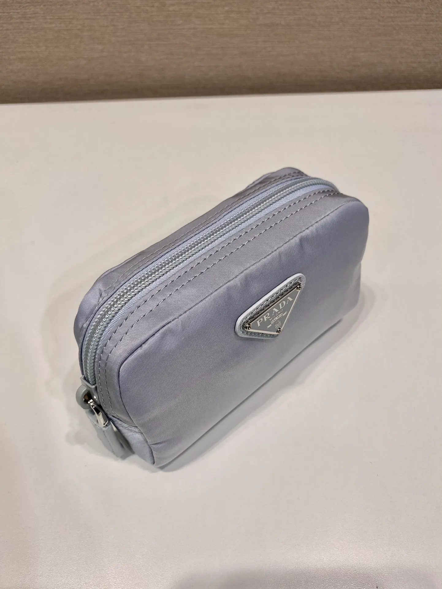 💰280 coin purse🎉1NA339 new product🎉🎉 This clutch bag is made of innovative Prada Re-Nylon regenerated nylon. The bag has a zipper design, the inner pocket is equipped with a zipper pocket, top-grade hardware, large capacity space, cards/car keys🔑/lipstick💄/all no problem, babies, the little handbag you have been longing for has arrived👏👏 Length 12x Height 8x Bottom 3.5cm🎉🎉🎉👏👏👏