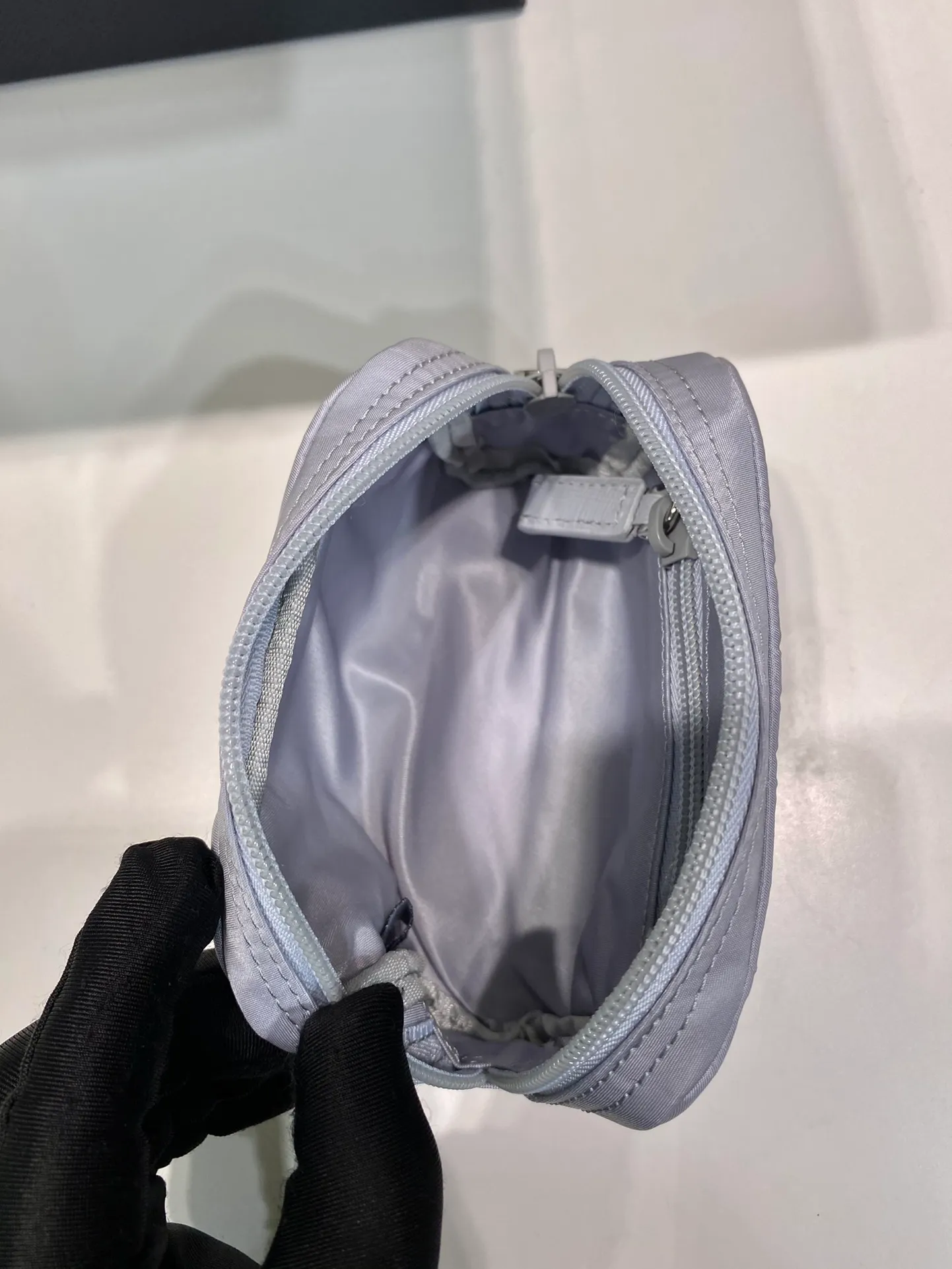 💰280 coin purse🎉1NA339 new product🎉🎉 This clutch bag is made of innovative Prada Re-Nylon regenerated nylon. The bag has a zipper design, the inner pocket is equipped with a zipper pocket, top-grade hardware, large capacity space, cards/car keys🔑/lipstick💄/all no problem, babies, the little handbag you have been longing for has arrived👏👏 Length 12x Height 8x Bottom 3.5cm🎉🎉🎉👏👏👏