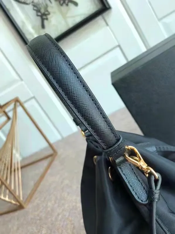 Batch ¥560 Classic model 1BH038😘 has arrived👏👏 Made of imported nylon fabric, top grade five, portable/diagonal, light, practical and fashionable, beauties hurry up and get it, 165 OEM code, length 18x height 23 bottom × 12cm