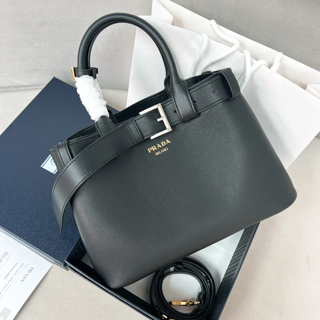 💰2040✨New product launch✨2024 early spring new medium wide drawstring leather handbag 1Ba434 Newly designed leather belt with unique style makes the bag infinitely dynamic. Made of chic and noble lambskin. Elegant and simple body design. Classic gold logo logo on the front. Equipped with adjustable shoulder straps, can be carried or worn cross-body. It has three compartments to meet exquisite storage needs. The perfect details are comparable to those of a brick cabinet. Super 5🌟 size: 32*23*11cm black