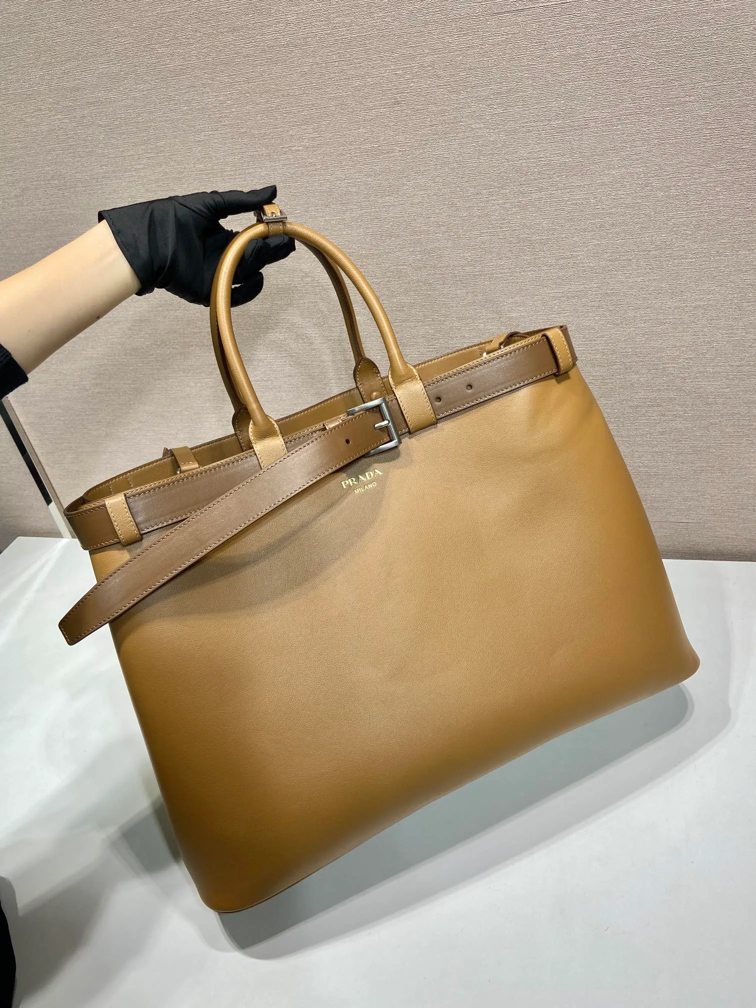 💰2360🎉New men's model🎉1BG126 extra large🎉🎉Belt buckle model This portable men's model is made of imported calfskin, with imported sheepskin lining. Simple lines and exquisite elements interweave, interpreting the design aesthetic of both elegance and functionality. It not only embodies the modern and simple style, but also comes with replaceable straps and detachable and adjustable long shoulder straps, adding a unique personality embellishment to the entire look. Modern and versatile. Babies. The extra large size 48cm that you have been longing for has arrived😘 Hurry up and get it🎉🎉 Length 48x Height 34x Bottom 18cm🎉🎉🎉👏👏👏