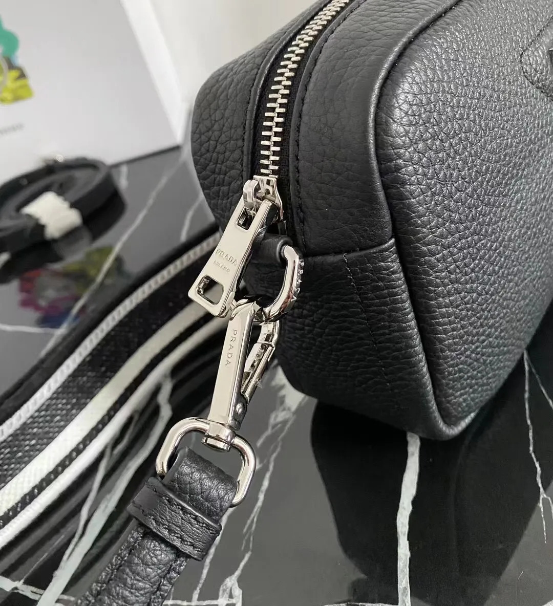 P1160¥ [Top original order] 🎉 New single-pull double shoulder straps 🎉 1BH192 single-layer small size has arrived 🎉 This single-layer double shoulder strap is made of imported deerskin grain cowhide and equipped with two interchangeable and adjustable long shoulder straps. The combination of fabric webbing and cowhide is perfect😘, versatile for mixing and matching different clothes on different occasions😘, large capacity, super soft feel🎉Hurry up and get it🎉Dimensions: length 19x height 12x bottom 6cm