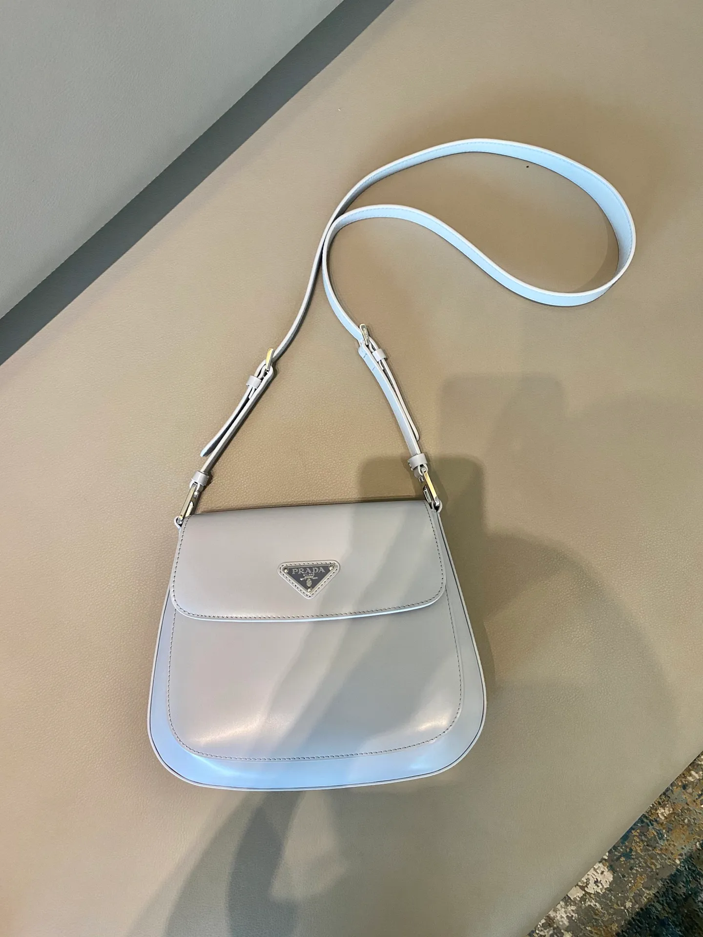 💰1320🎉Large Flap/Double Shoulder Straps🎉New Second-hand Underarm Bag/Large Flap😘😘 This year’s popular flip-top second-hand armpit bag has always been very popular. This double shoulder strap design is so practical👏It can be carried on the shoulder/crossbody, I love it😘, the whole leather is delicate and smooth, the special-shaped bag design is cool and fashionable, the capacity is sufficient, and it is light and can be packed It’s perfect without being outdated. It has a retro-feel concave shape. Another popular model for internet celebrities🙊🙊 Style number: 1BD303, length 24x height 19x bottom 6cm
