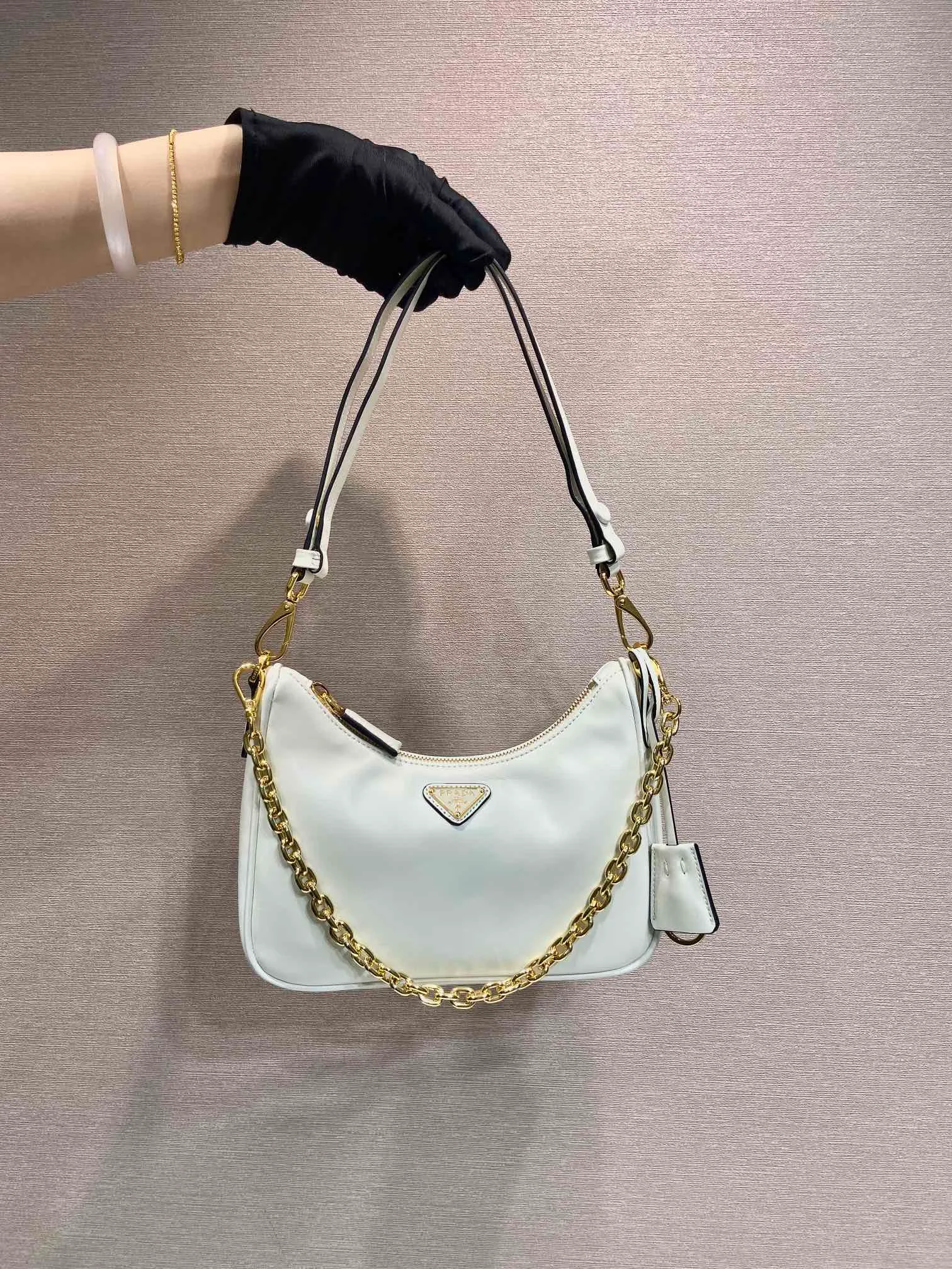 💰1360🎉New Hoho🎉1BC204B handbag/underarm bag/crossbody bag This Hobo handbag/underarm bag/crossbody bag is very functional and has three uses in one bag. It is perfect🎉🎉Made of imported nappa leather, which is softer and the shoulder straps can be adjusted and switched at any time😘😘The upper body effect is beautiful, convenient and practical🎉🎉Hurry up and get it👏👏 Length 23x Height 17x Bottom 6.5cm🎉🎉🎉👏👏👏