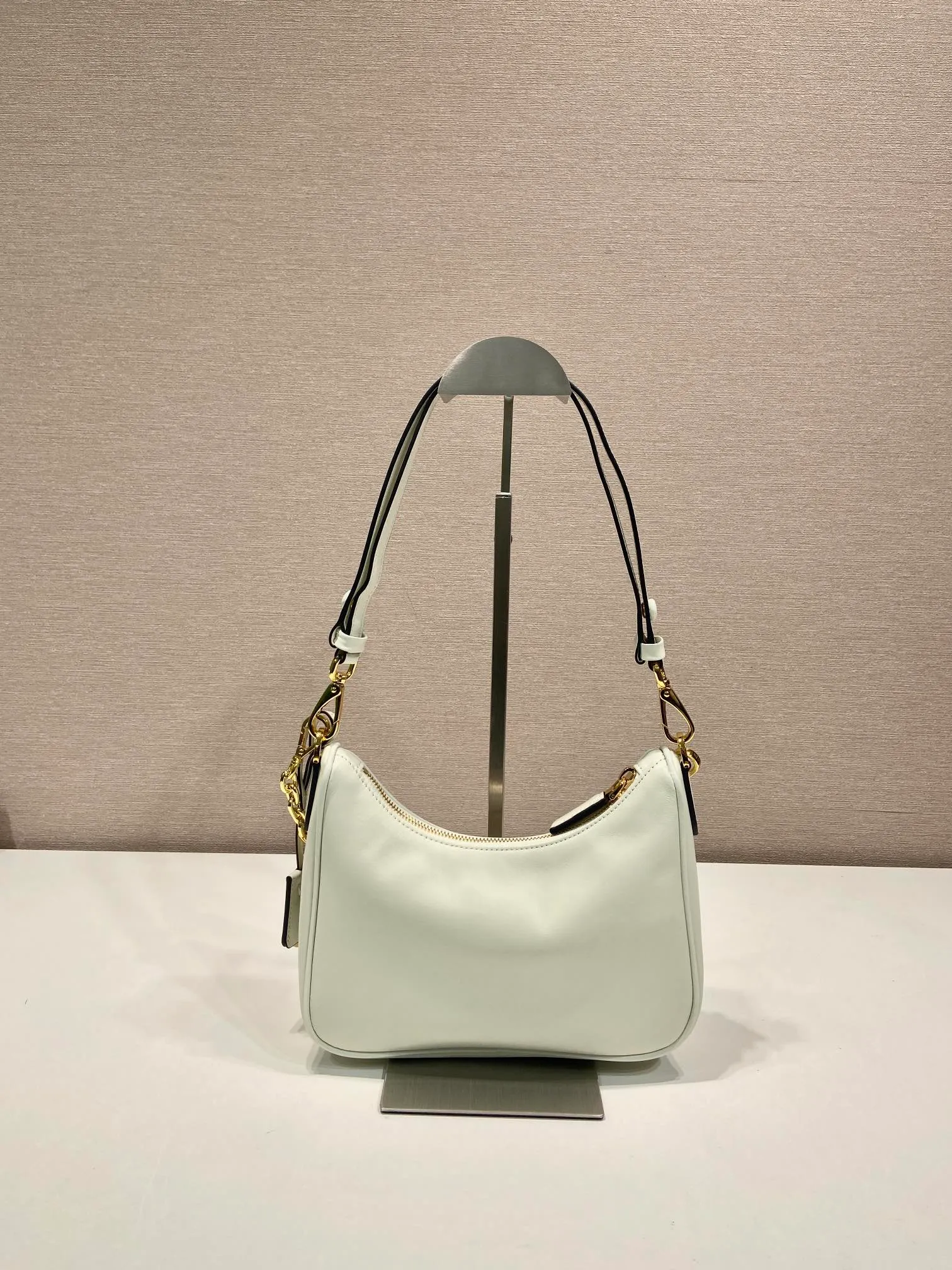 💰1360🎉New Hoho🎉1BC204B handbag/underarm bag/crossbody bag This Hobo handbag/underarm bag/crossbody bag is very functional and has three uses in one bag. It is perfect🎉🎉Made of imported nappa leather, which is softer and the shoulder straps can be adjusted and switched at any time😘😘The upper body effect is beautiful, convenient and practical🎉🎉Hurry up and get it👏👏 Length 23x Height 17x Bottom 6.5cm🎉🎉🎉👏👏👏