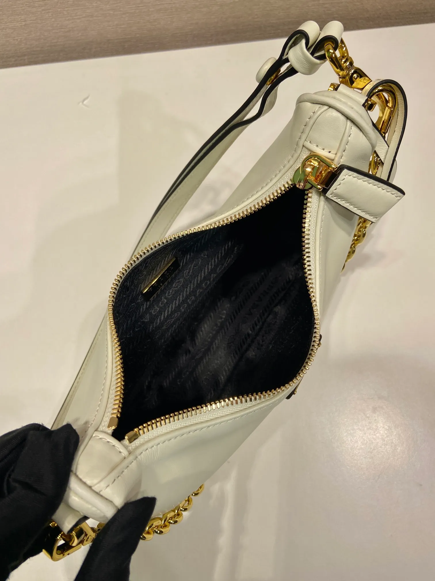 💰1360🎉New Hoho🎉1BC204B handbag/underarm bag/crossbody bag This Hobo handbag/underarm bag/crossbody bag is very functional and has three uses in one bag. It is perfect🎉🎉Made of imported nappa leather, which is softer and the shoulder straps can be adjusted and switched at any time😘😘The upper body effect is beautiful, convenient and practical🎉🎉Hurry up and get it👏👏 Length 23x Height 17x Bottom 6.5cm🎉🎉🎉👏👏👏