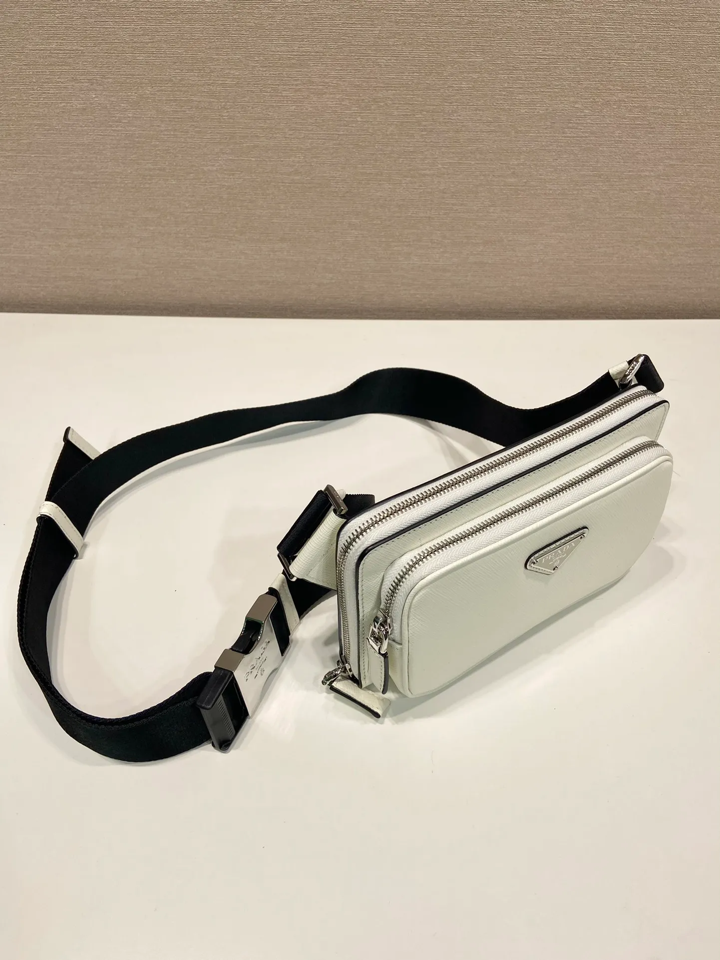 💰1320🎉New waist bag🎉2VH156🎉 This simple and versatile waist bag/chest bag adopts imported cross pattern, showing modern charm with technological details. Regenerated nylon adjustable shoulder strap with top-grade metal buckle and external zippered pocket, small back pocket and internal card slots. Very functional and the upper body effect is very cool. Another popular style that never goes out of style🎉🎉 Length 21x Height 13x Bottom 2.5cm